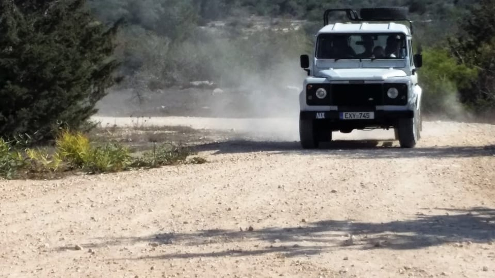 En jeep som åker på en grusväg