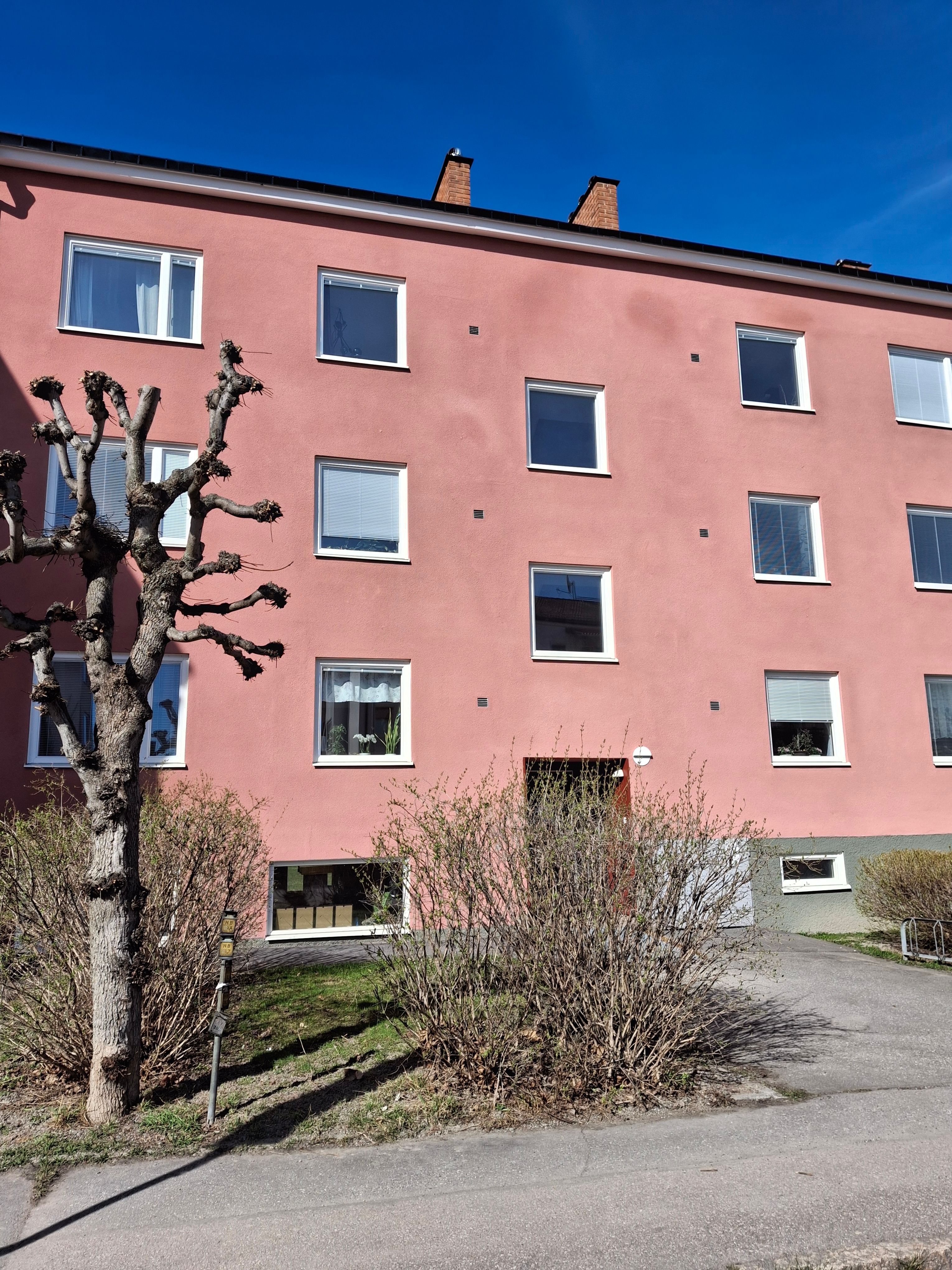 Flerfamiljshus med putsad fasad