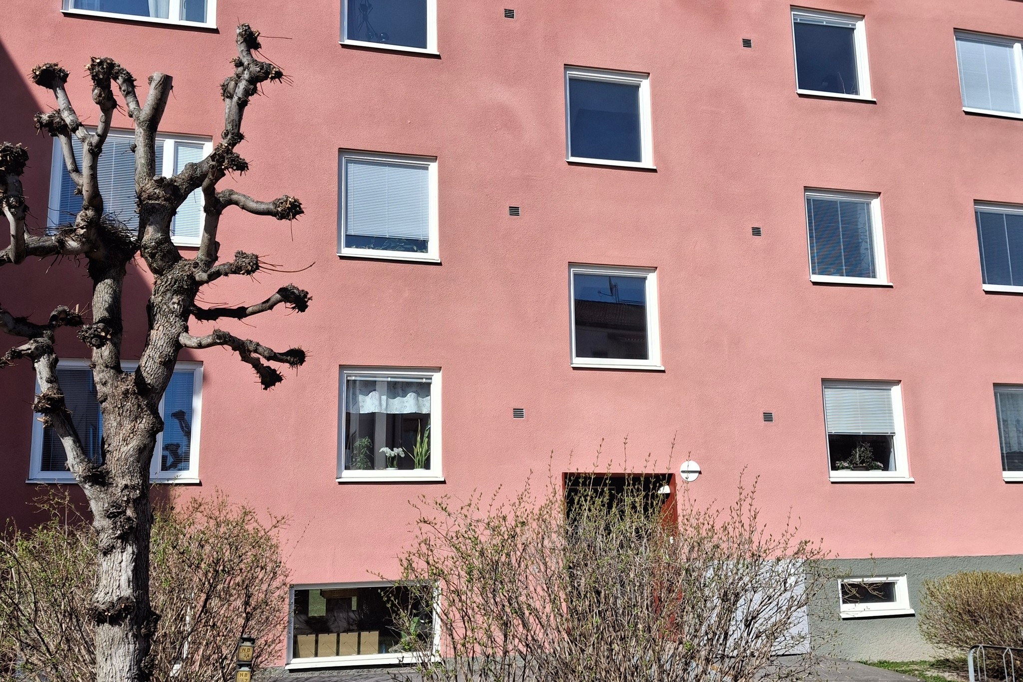 Flerfamiljshus med putsad fasad