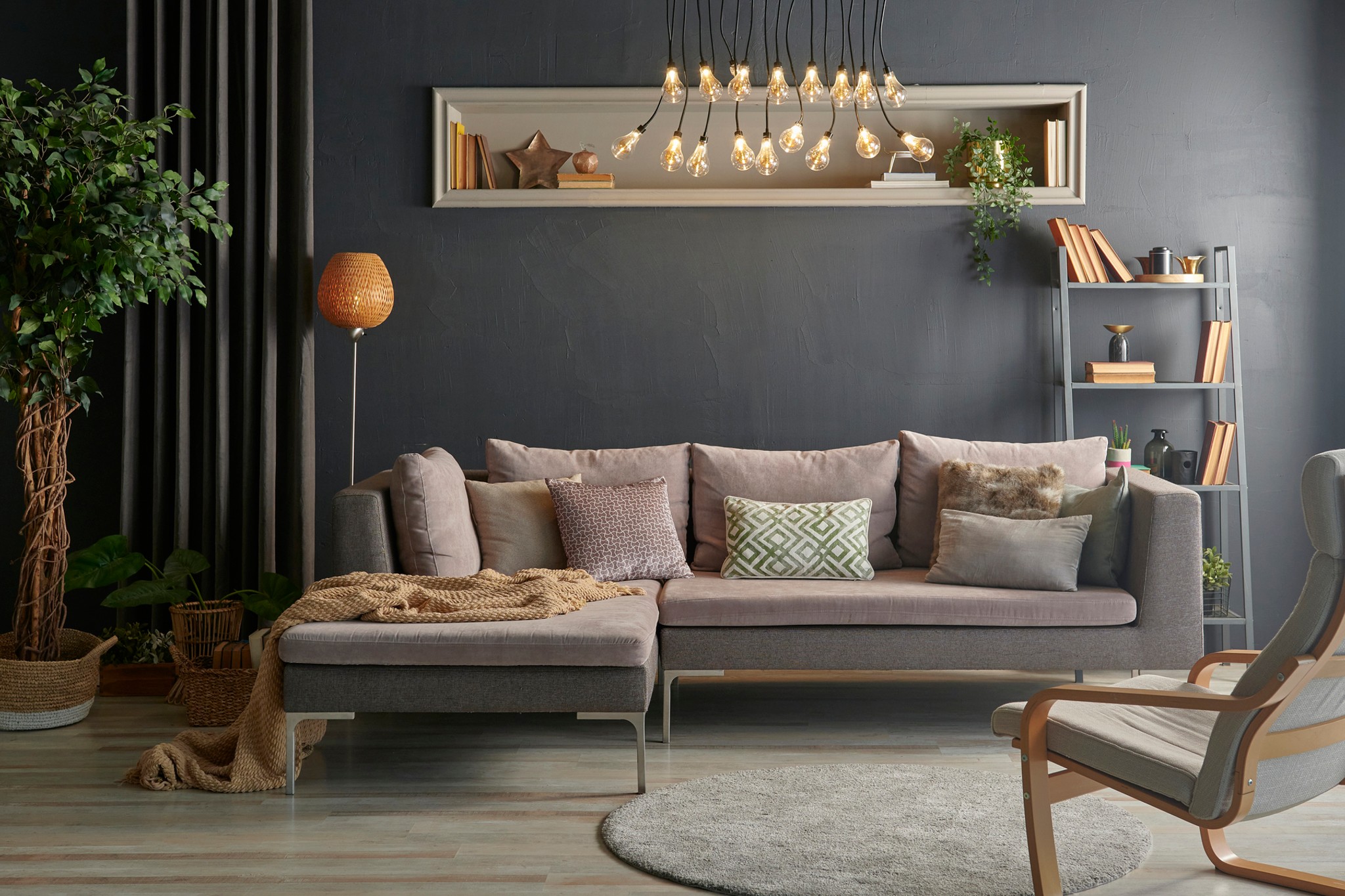 Vardagsrum med ljusgrå soffa