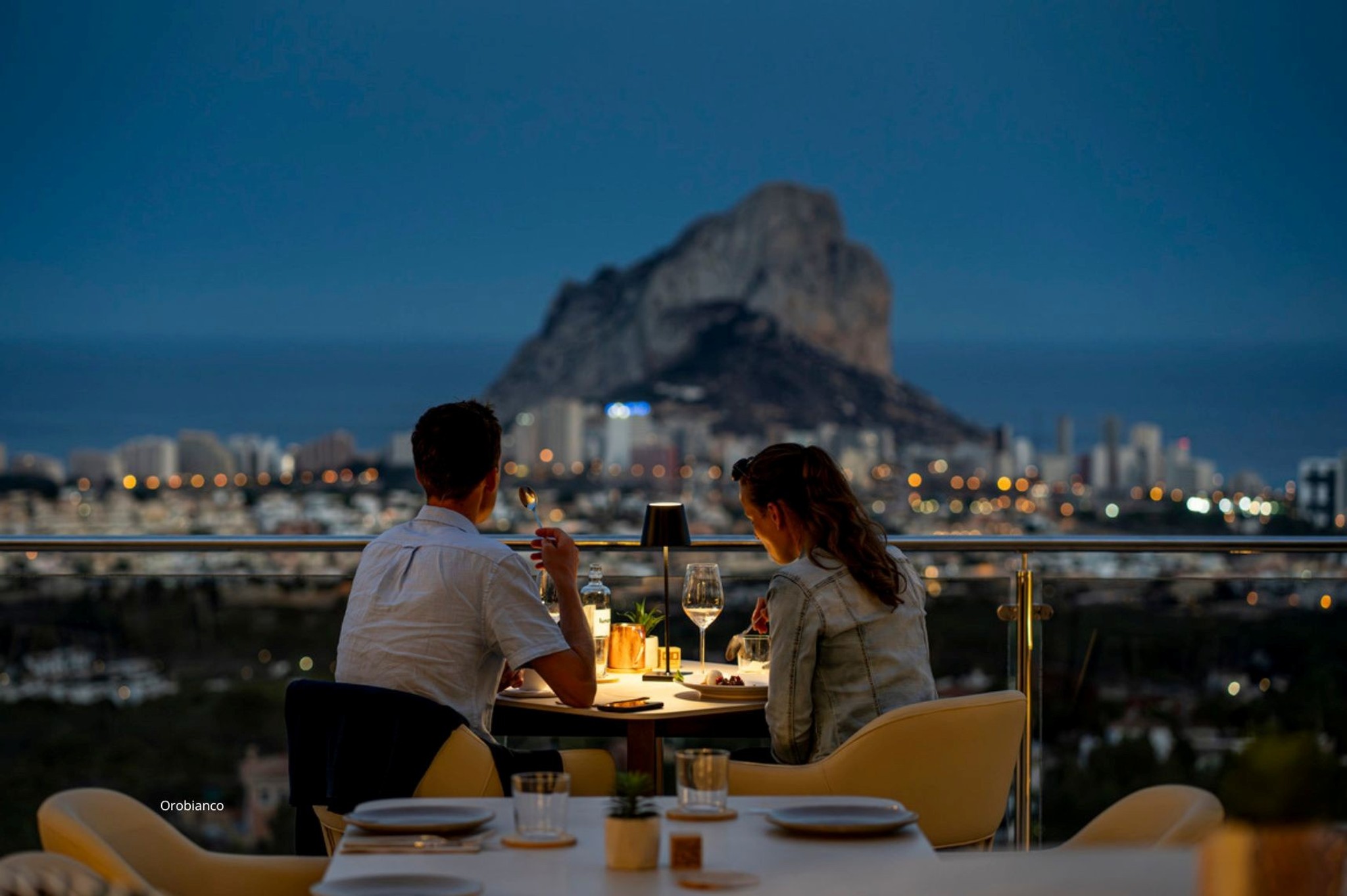 Personer som äter middag med utsikt mot Calpe klippan