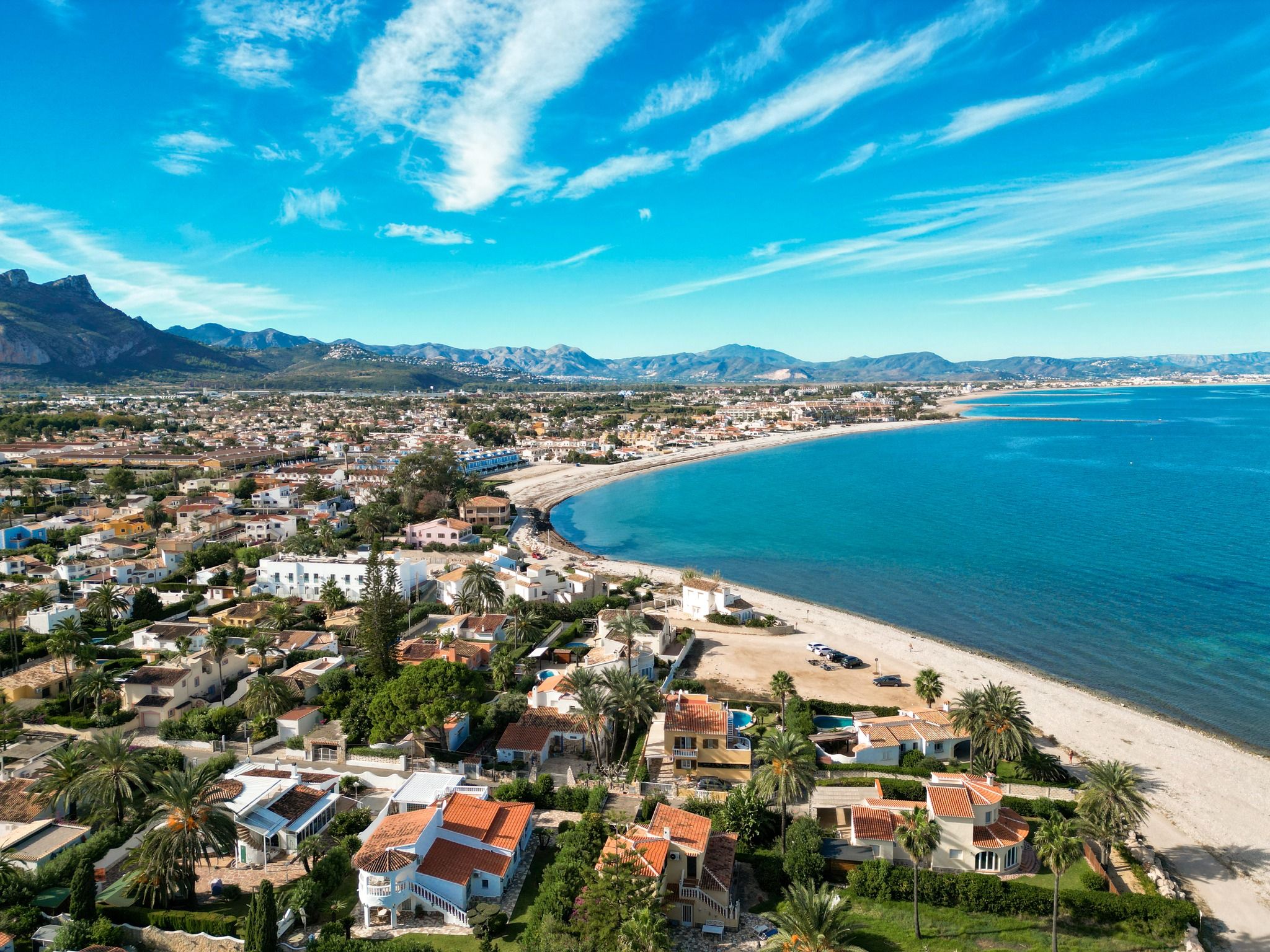 Utsikt över stranlinje och bebyggelse