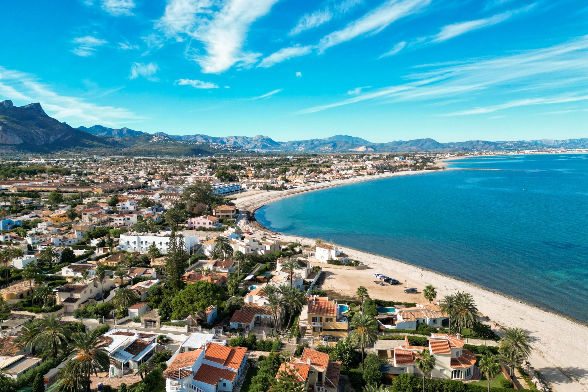 Utsikt över stranlinje och bebyggelse
