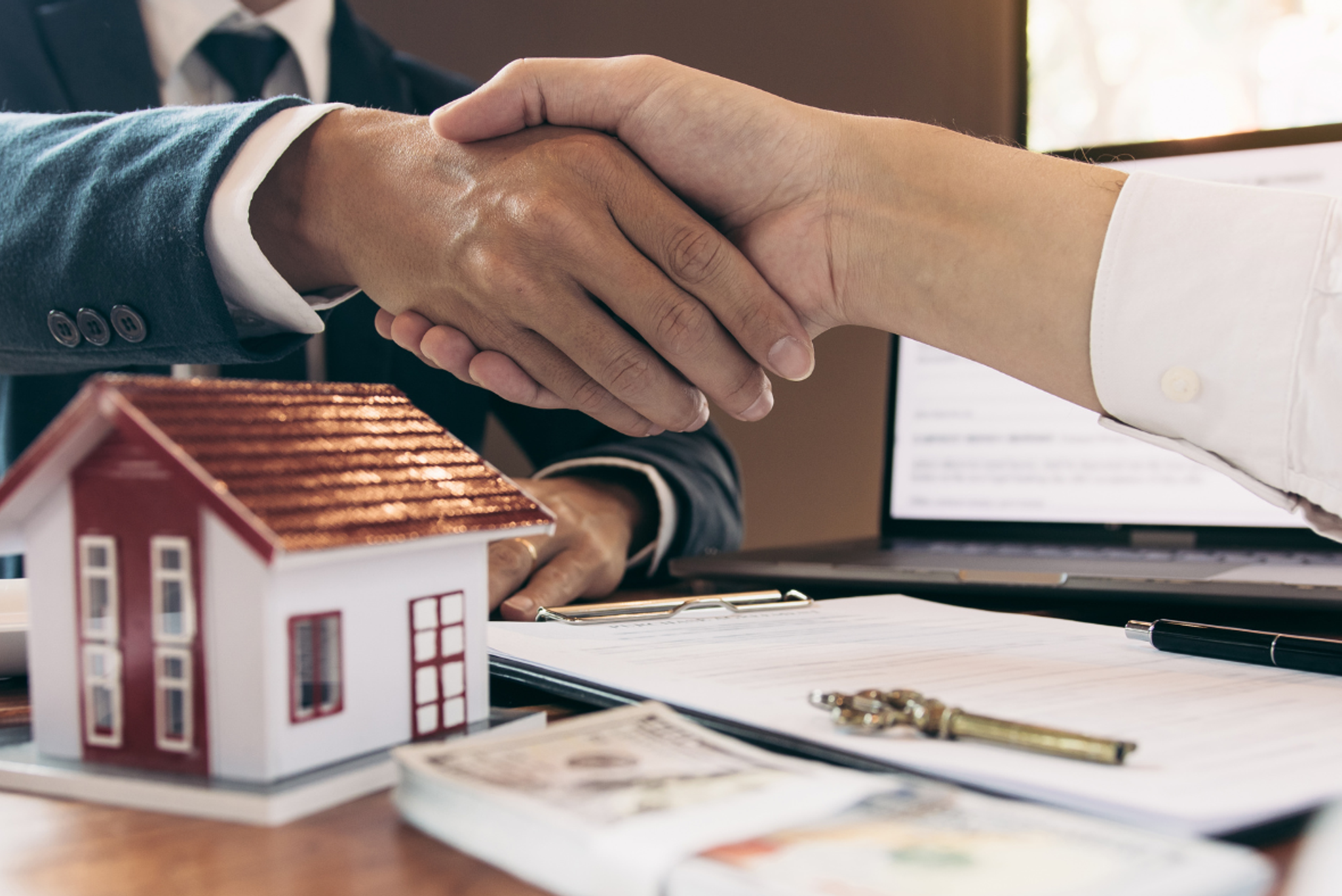 Två personer som skakar hand