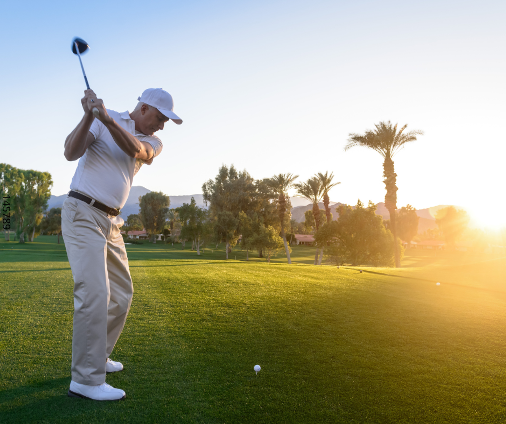 Person som spelar golf