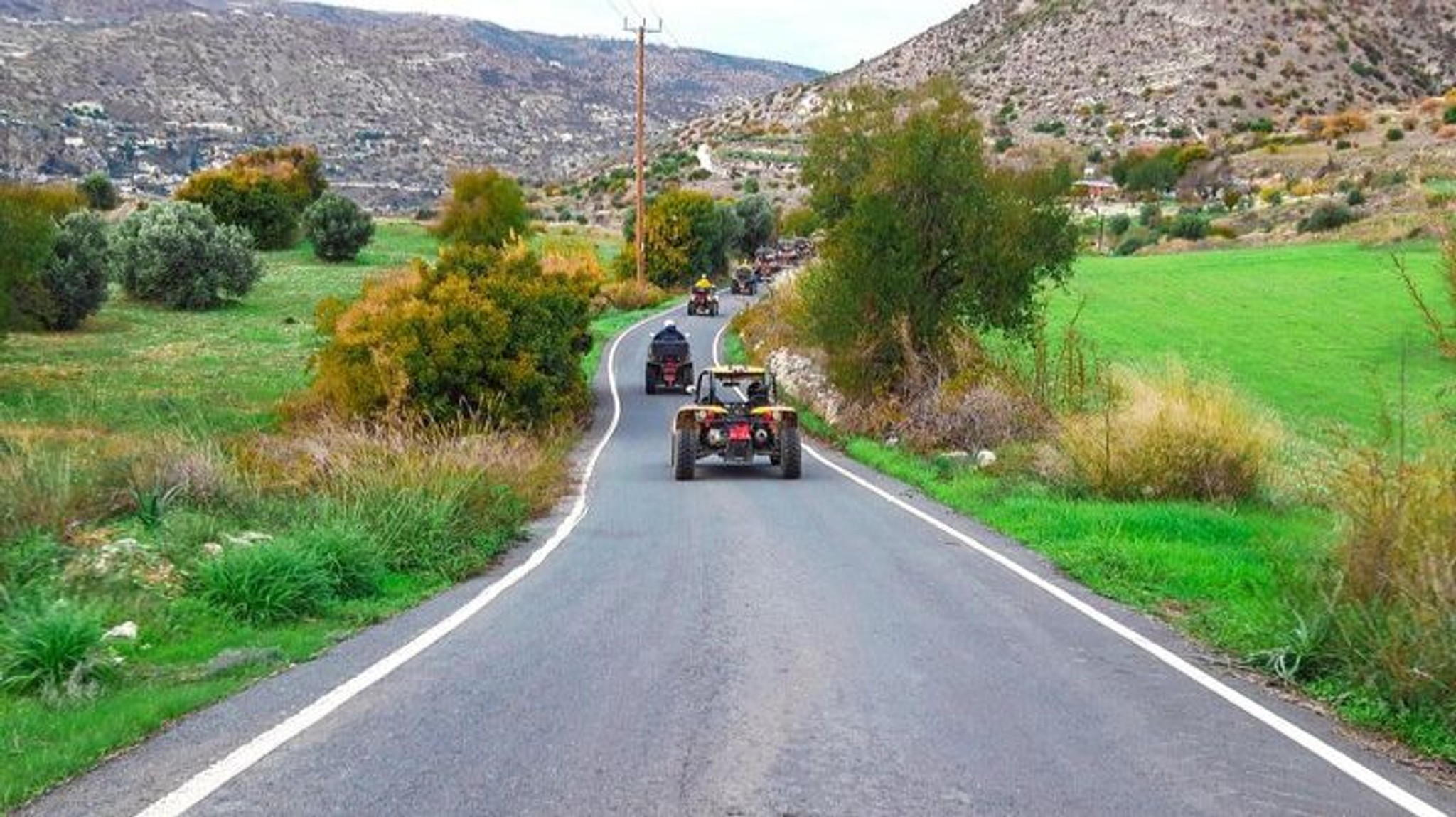 Jeepar som åker på en väg