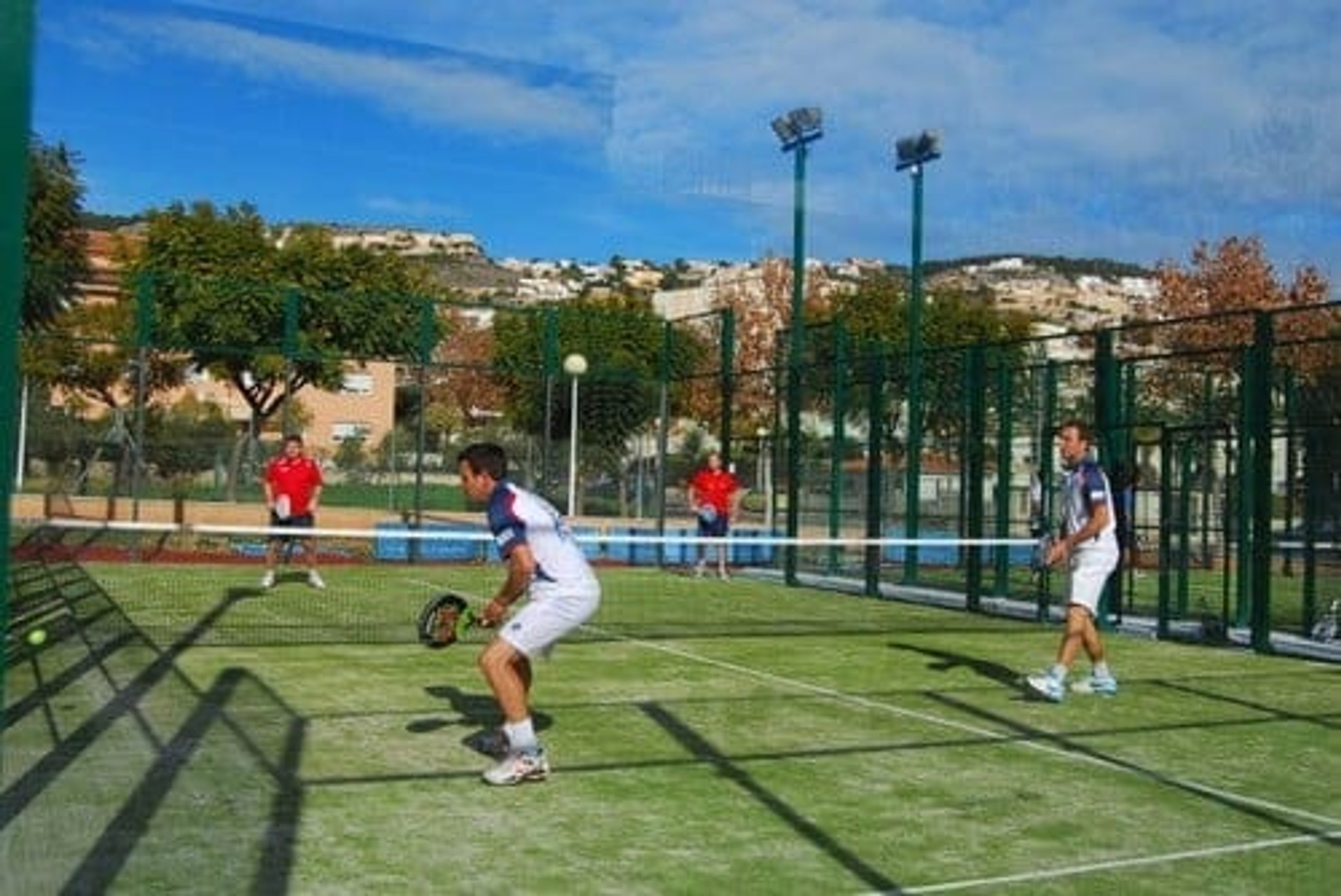 Personer som spelar padel