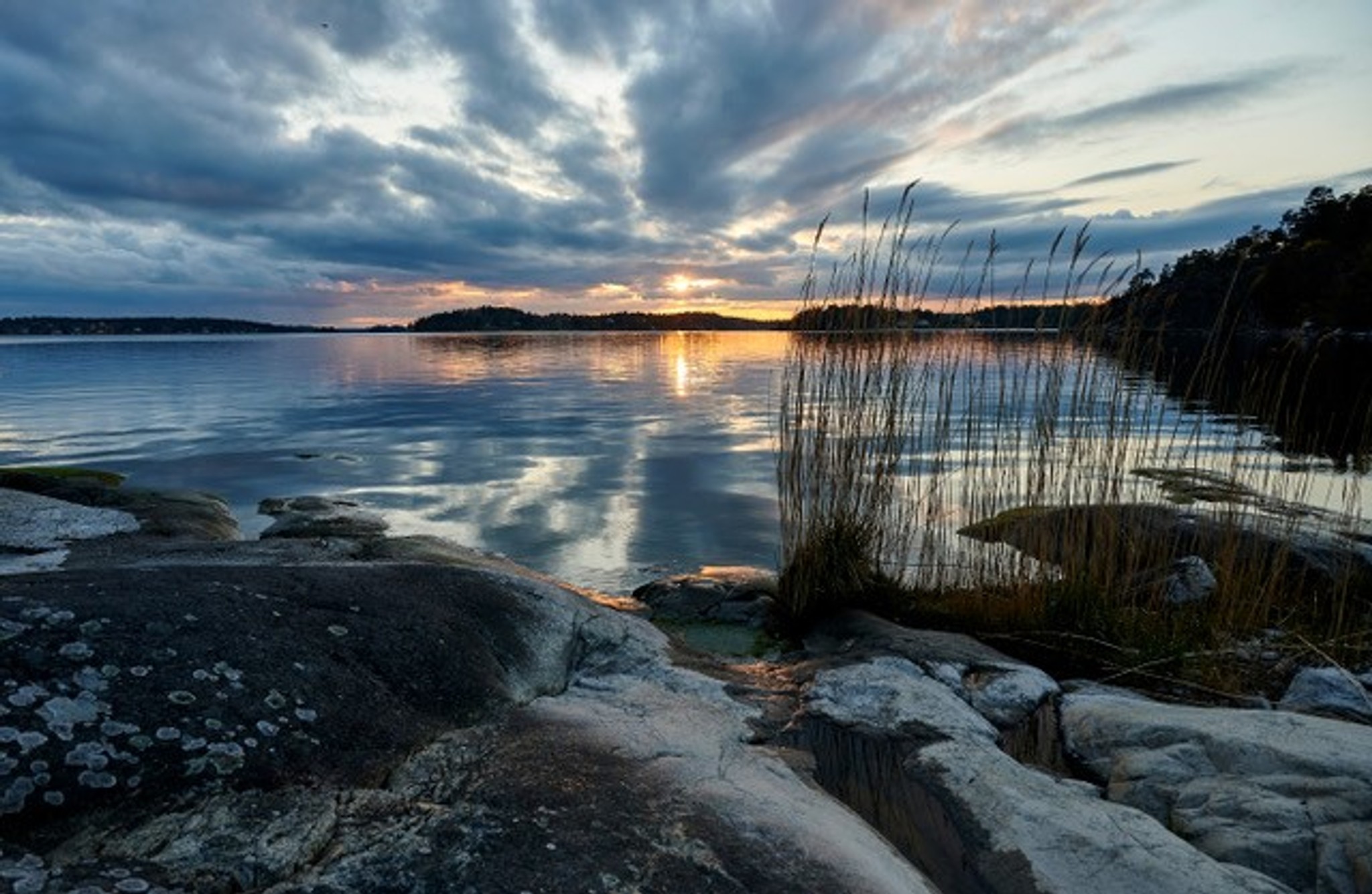 Solnedgång över en vik