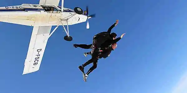 instructeur et passager tandem qui sautent de l'avion