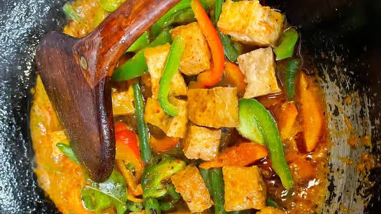 Pahd Plik Khing (Red Curry Stir-Fried)