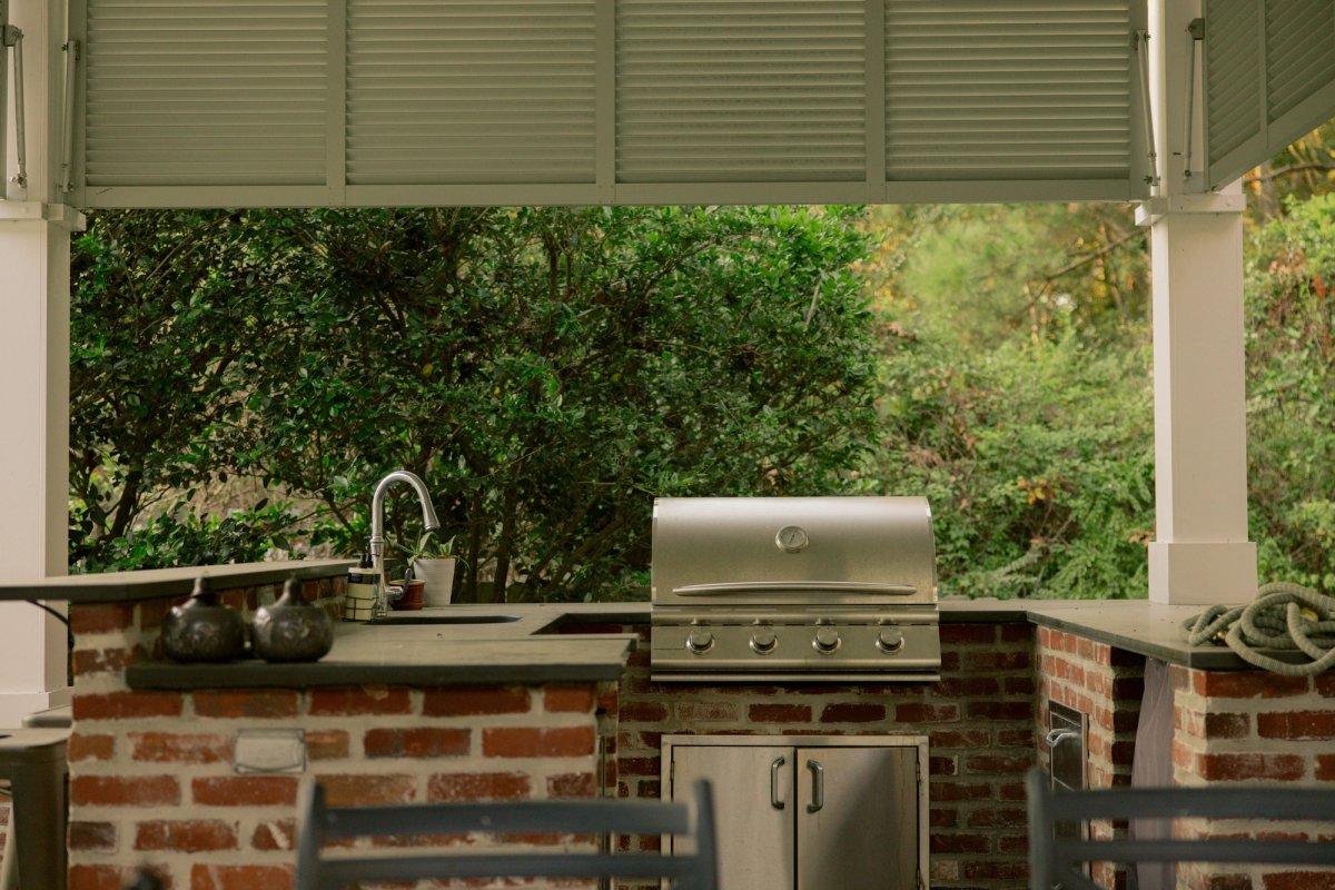 outdoor kitchen