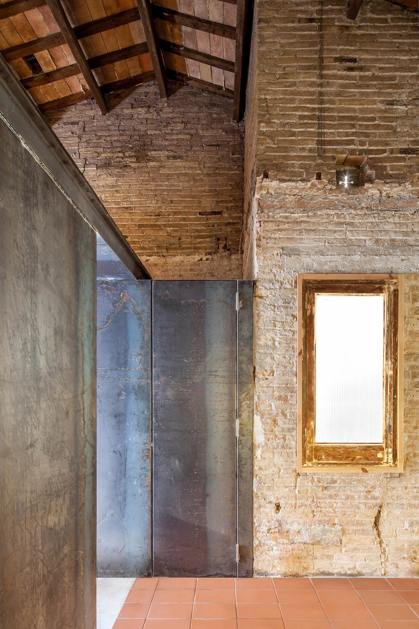 Casa mirant una antiga filatura