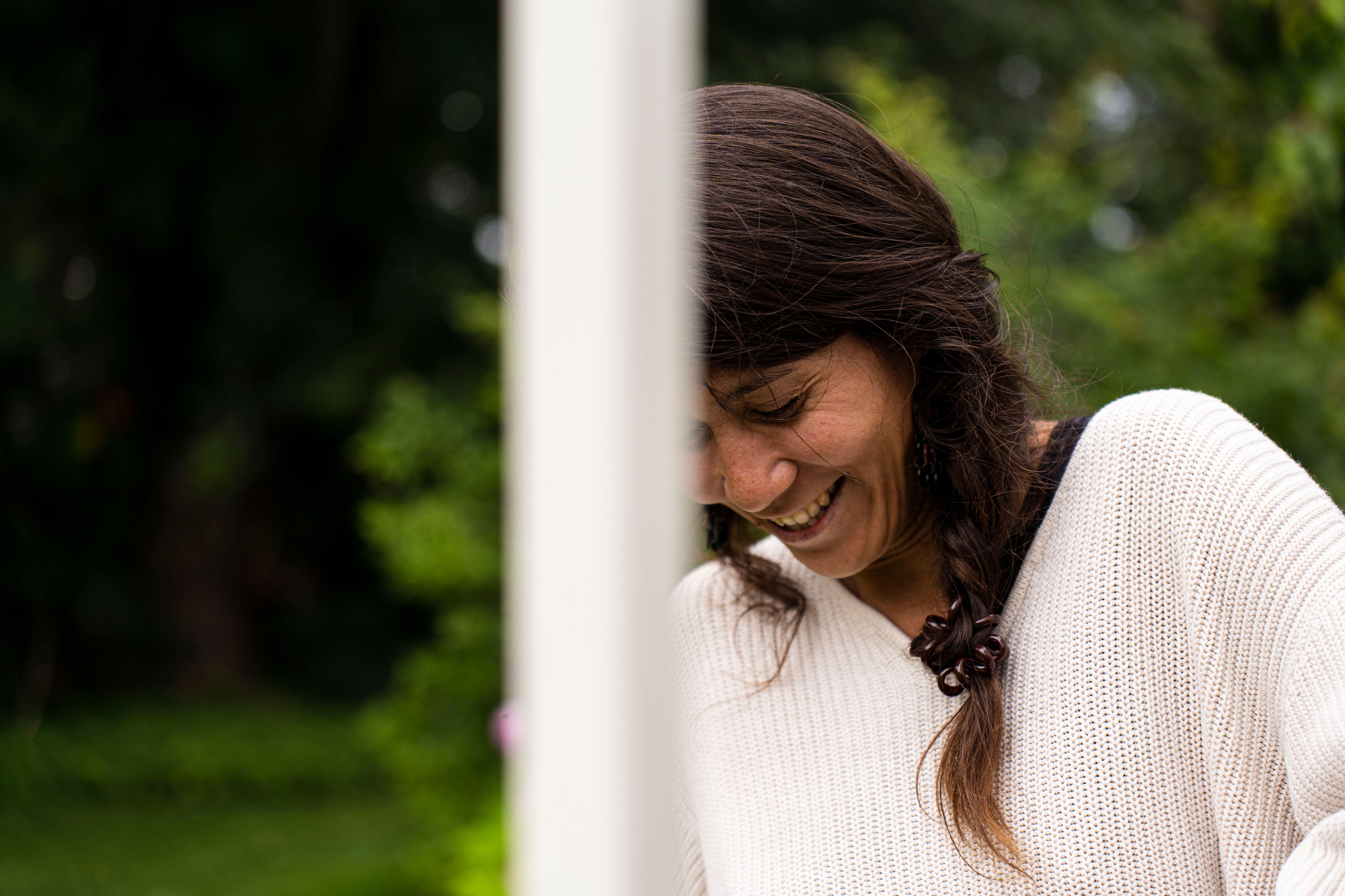Femme qui sourit en regard vers le sol