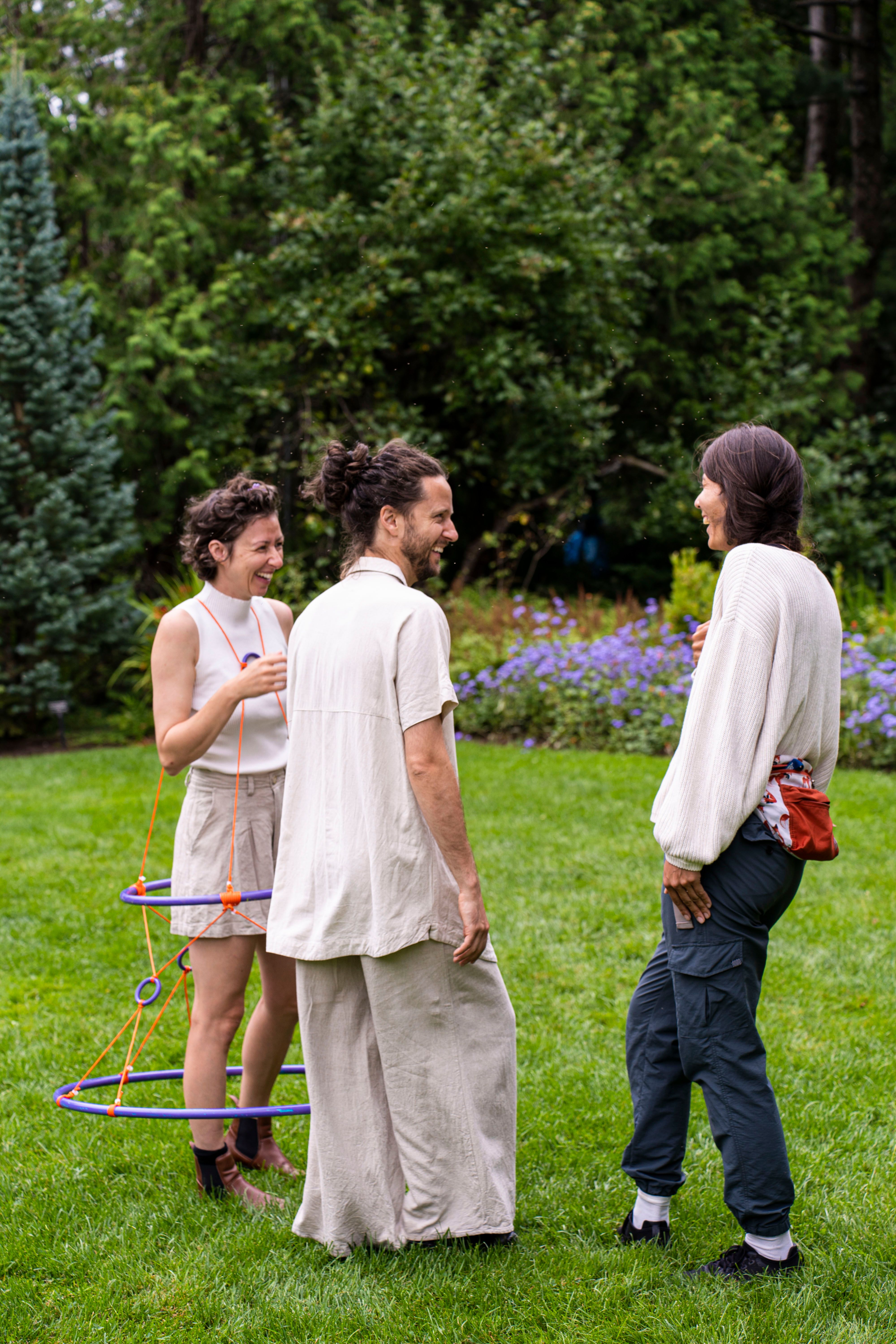 3 personnes dans un parc