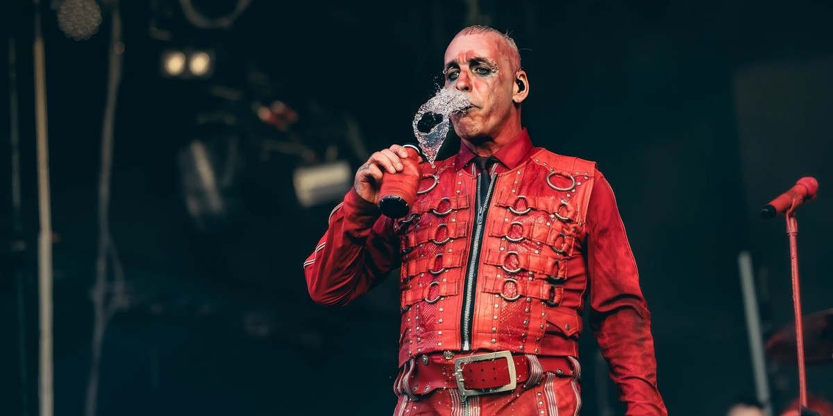 Till Lindemann mit seiner roten Trinkflasche auf der Bühne
