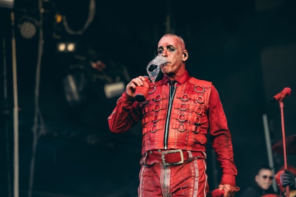Till Lindemann mit seiner roten Trinkflasche auf der Bühne