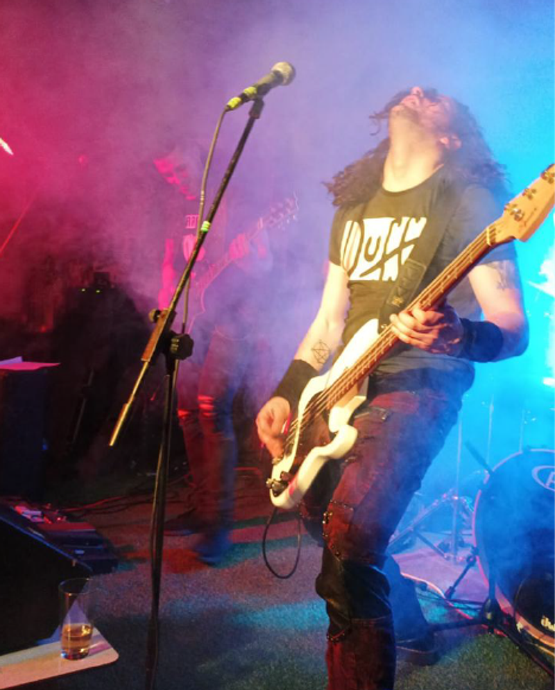 Un bajista tocando en directo en el escenario de Rockstar Benidorm
