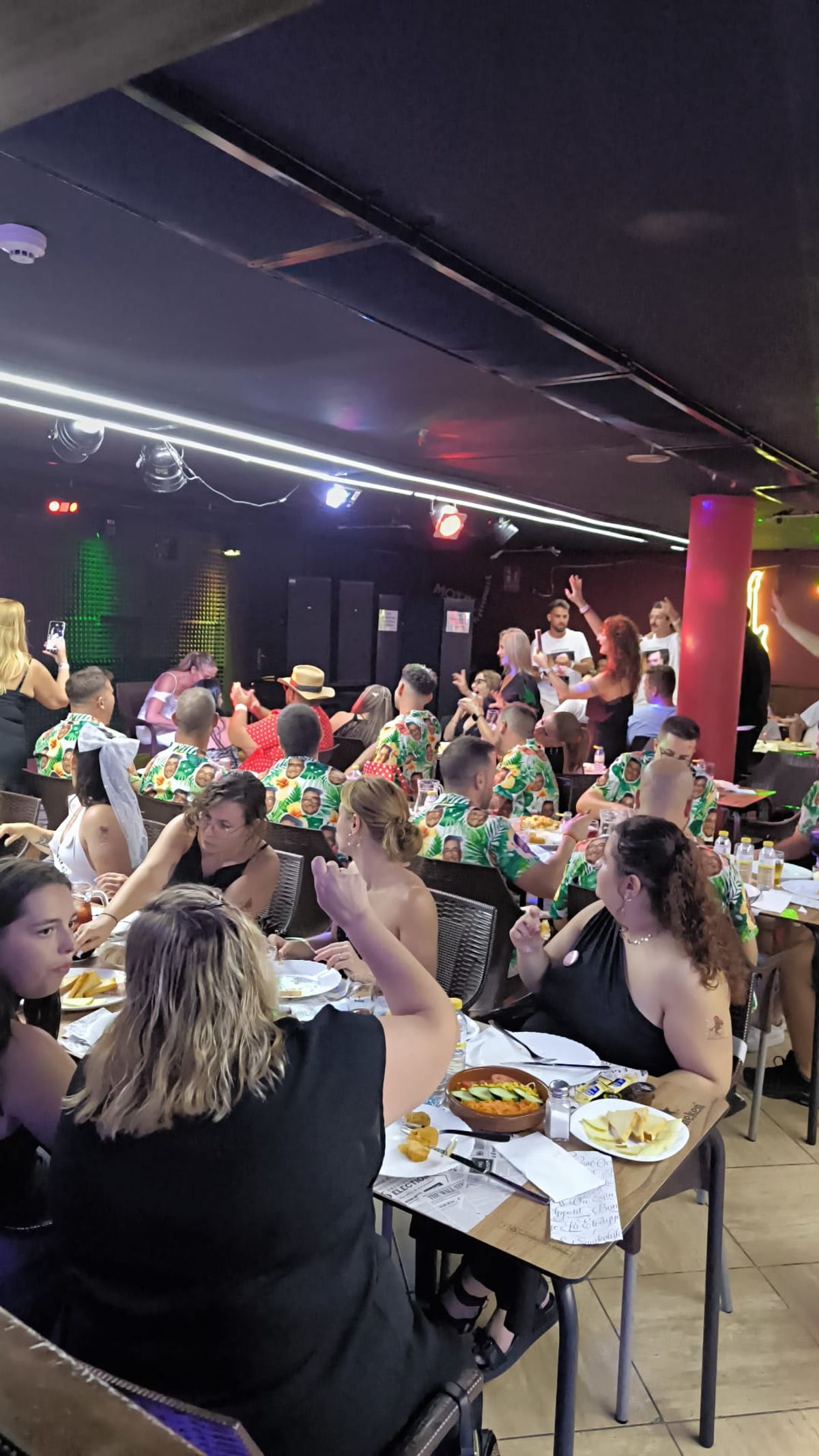 Un grupo de despedida de soltero con camisas iguales en la terraza