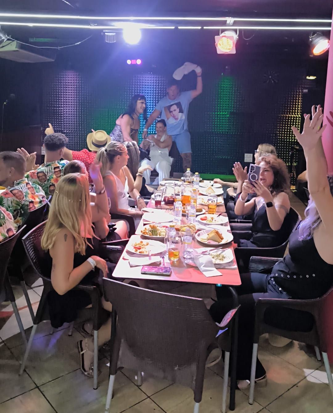 Un grupo cantando karaoke en Rockstar Benidorm