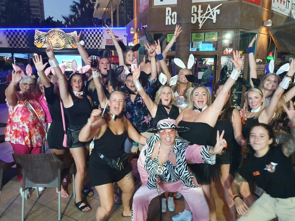 Un grupo de despedida de soltera celebrando en la terraza de Rockstar Benidorm
