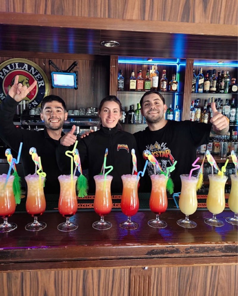 El equipo de barra de Rockstar Benidorm con una fila de cócteles