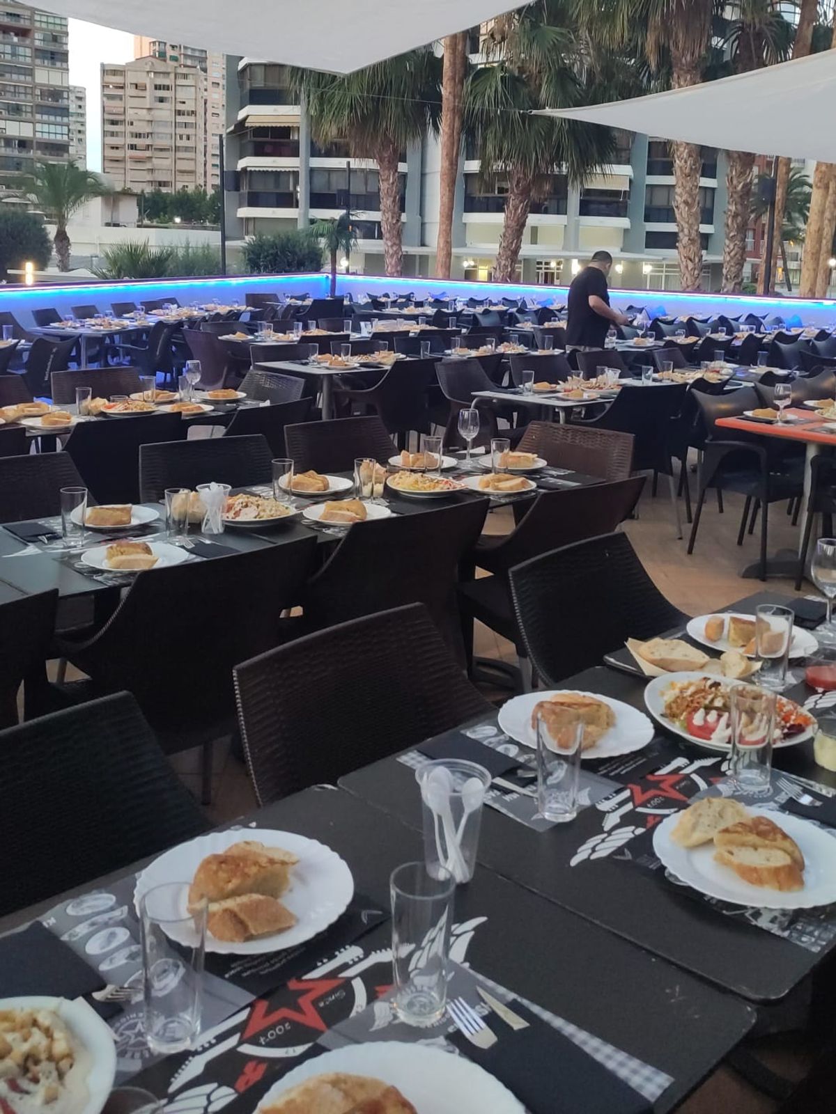 Un equipo cenando en su propia sala en Rockstar Benidorm
