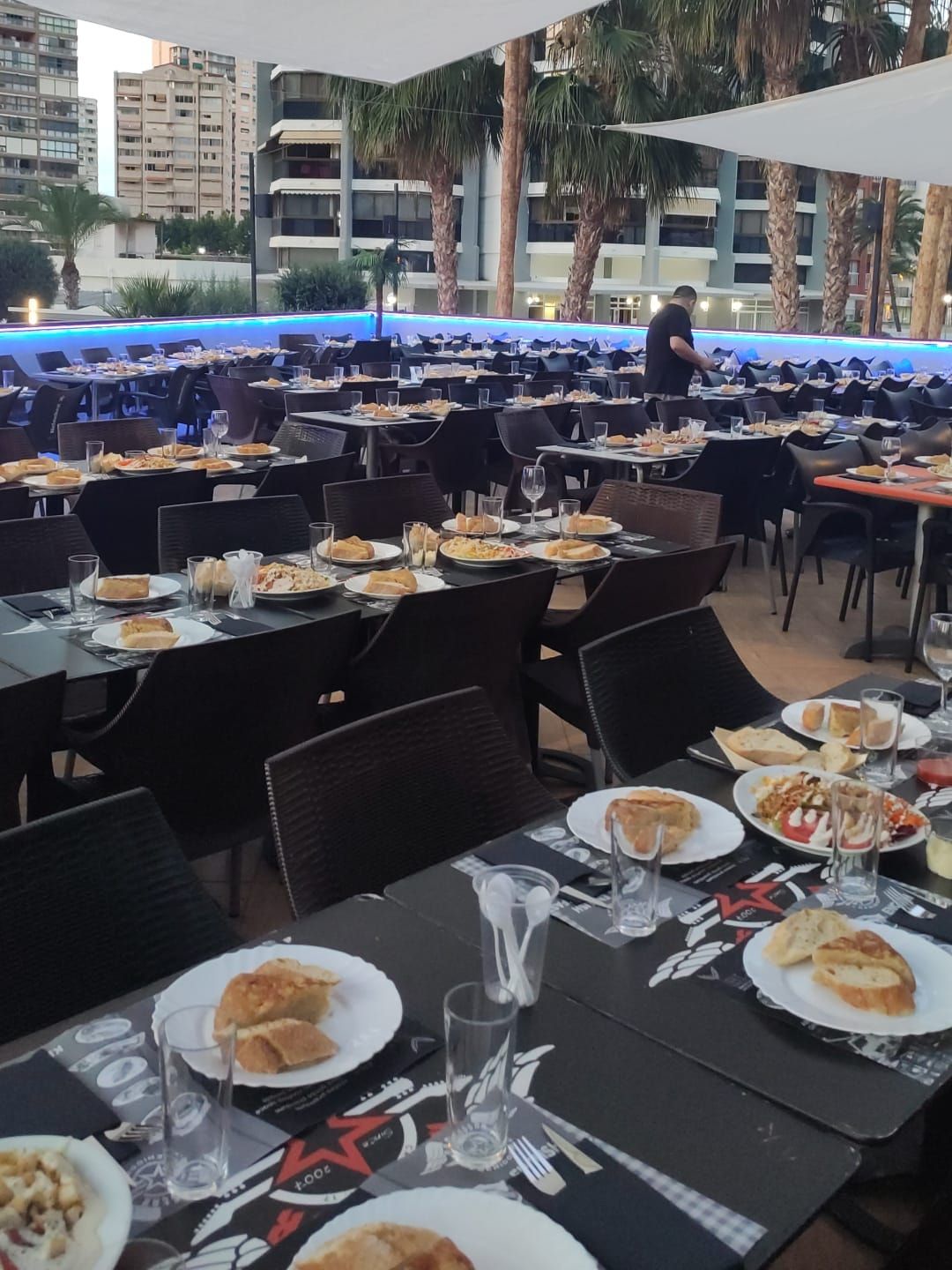 Un equipo cenando en su propia sala en Rockstar Benidorm