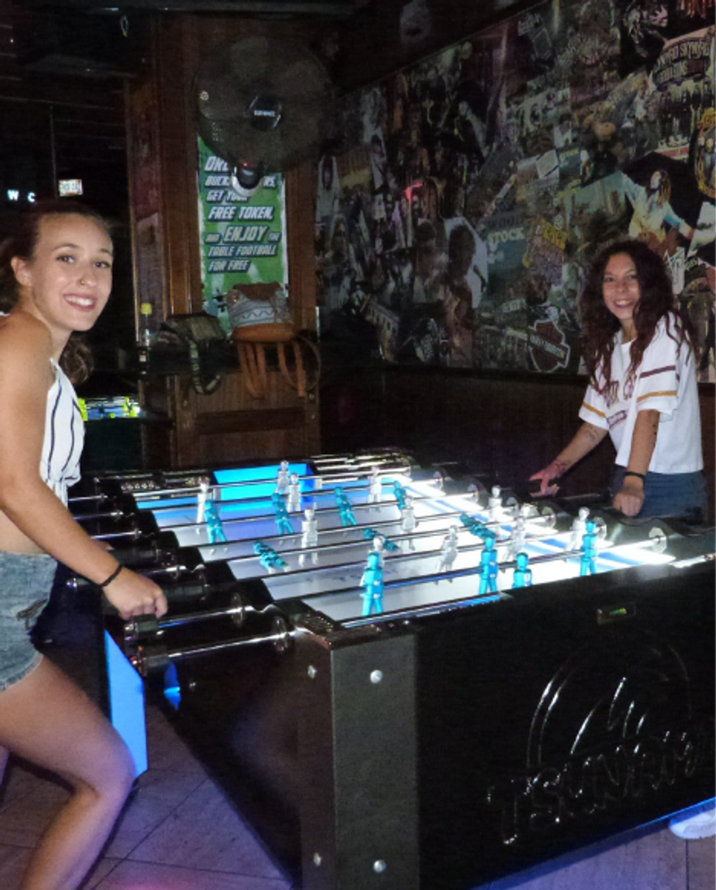 Dos clientes jugando al futbolín en Rockstar Benidorm