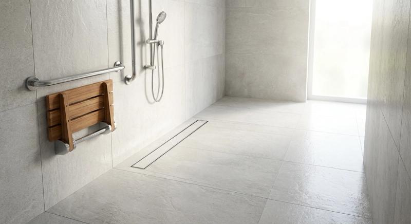 Low-threshold walk-in shower entry