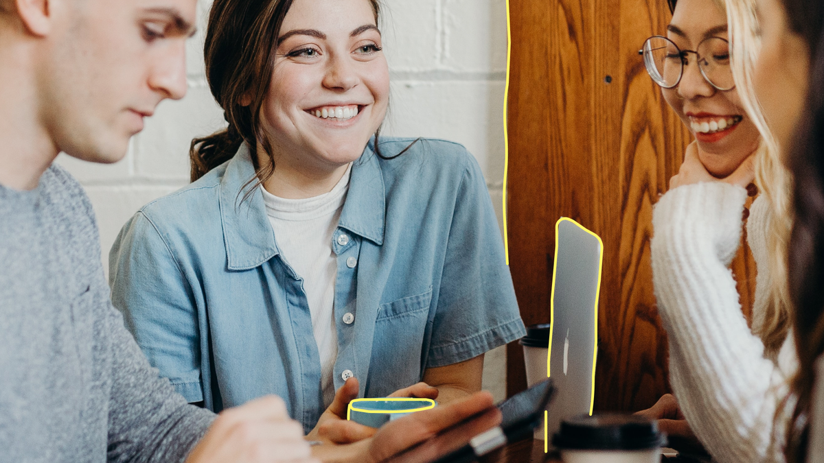 Kolleg:innen sitzen am Arbeitsplatz und unterhalten sich