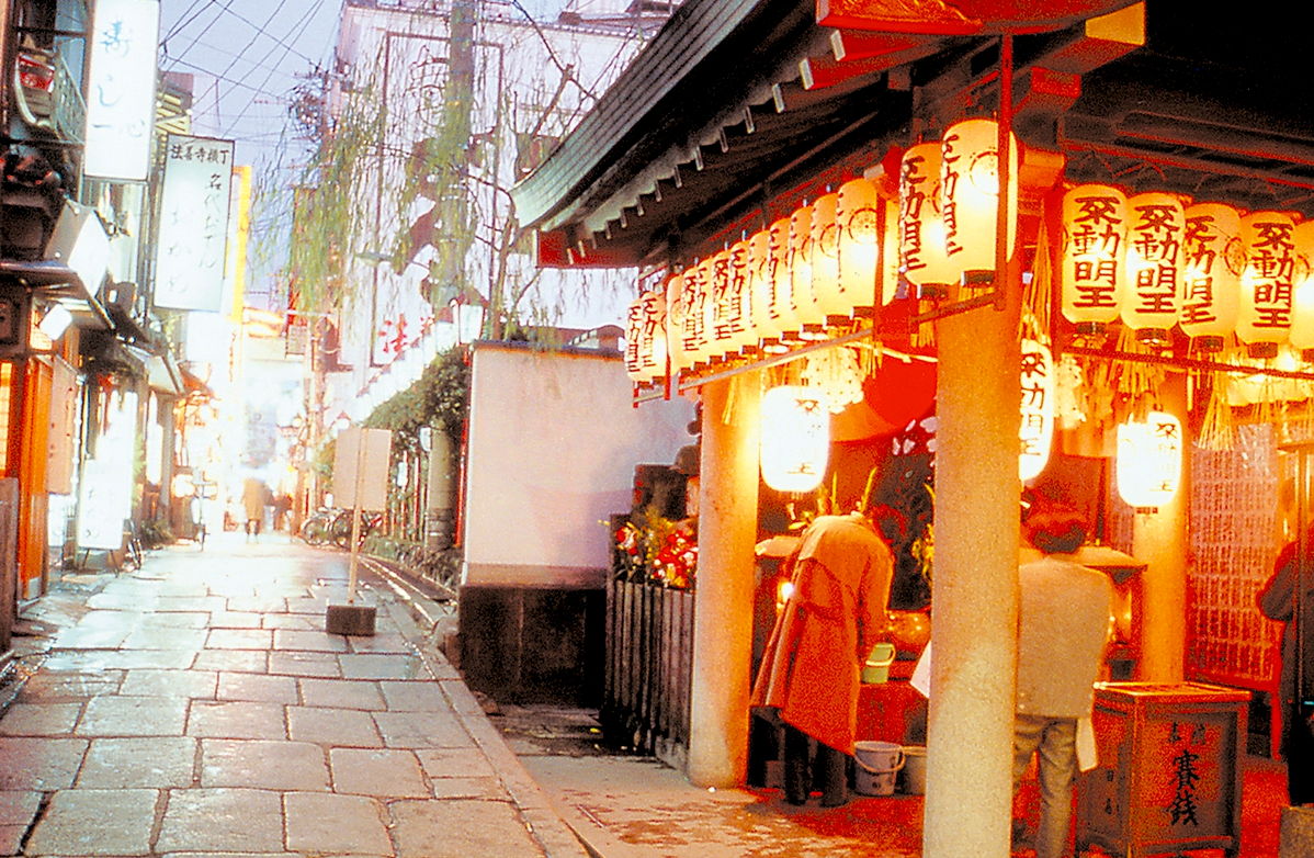 Atmospheric stone-paved Hozenji Yokocho alley with glowing paper lanterns in Namba, Osaka