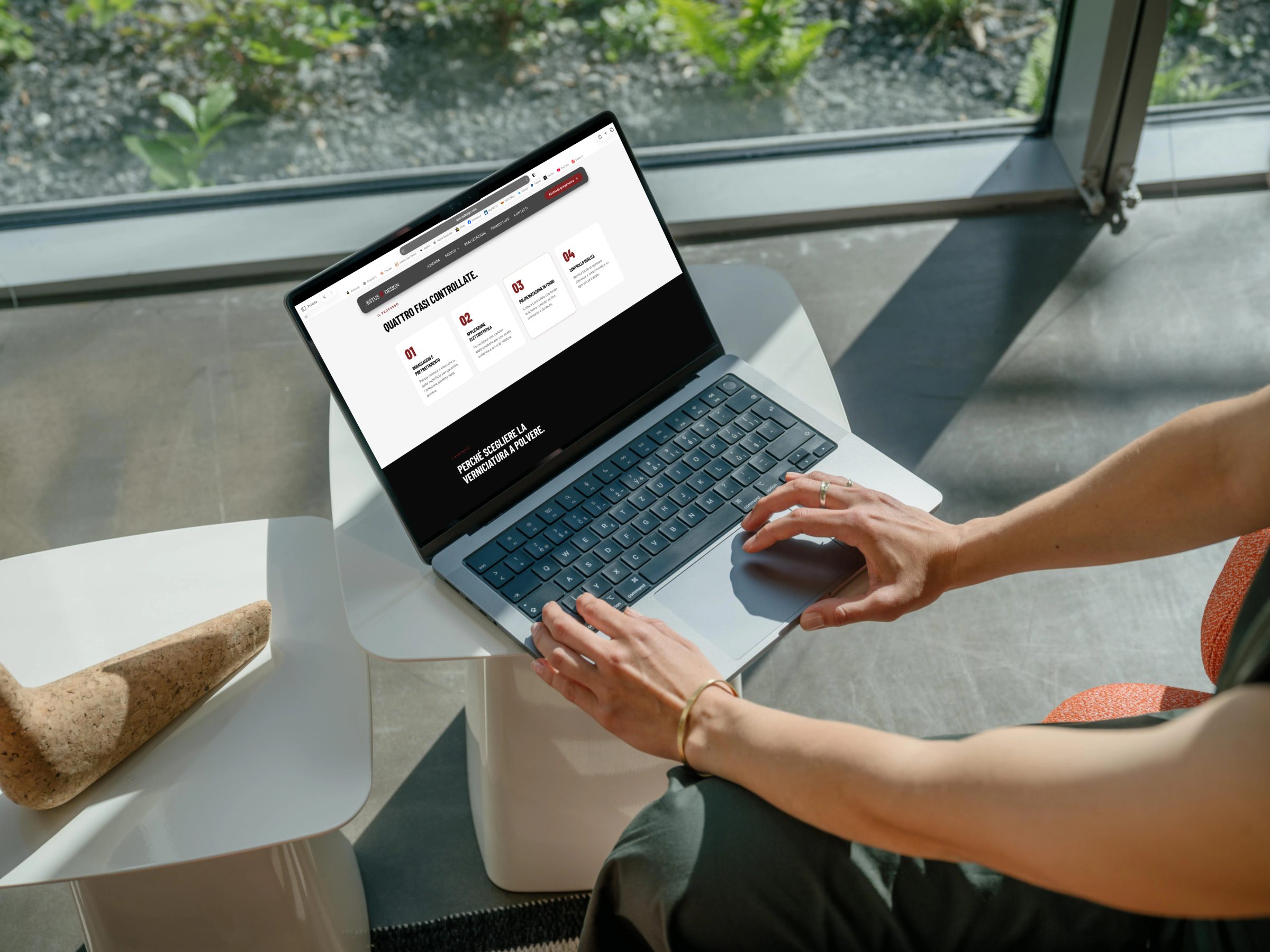 Una persona consulta il sito aestusdesign.com su un portatile