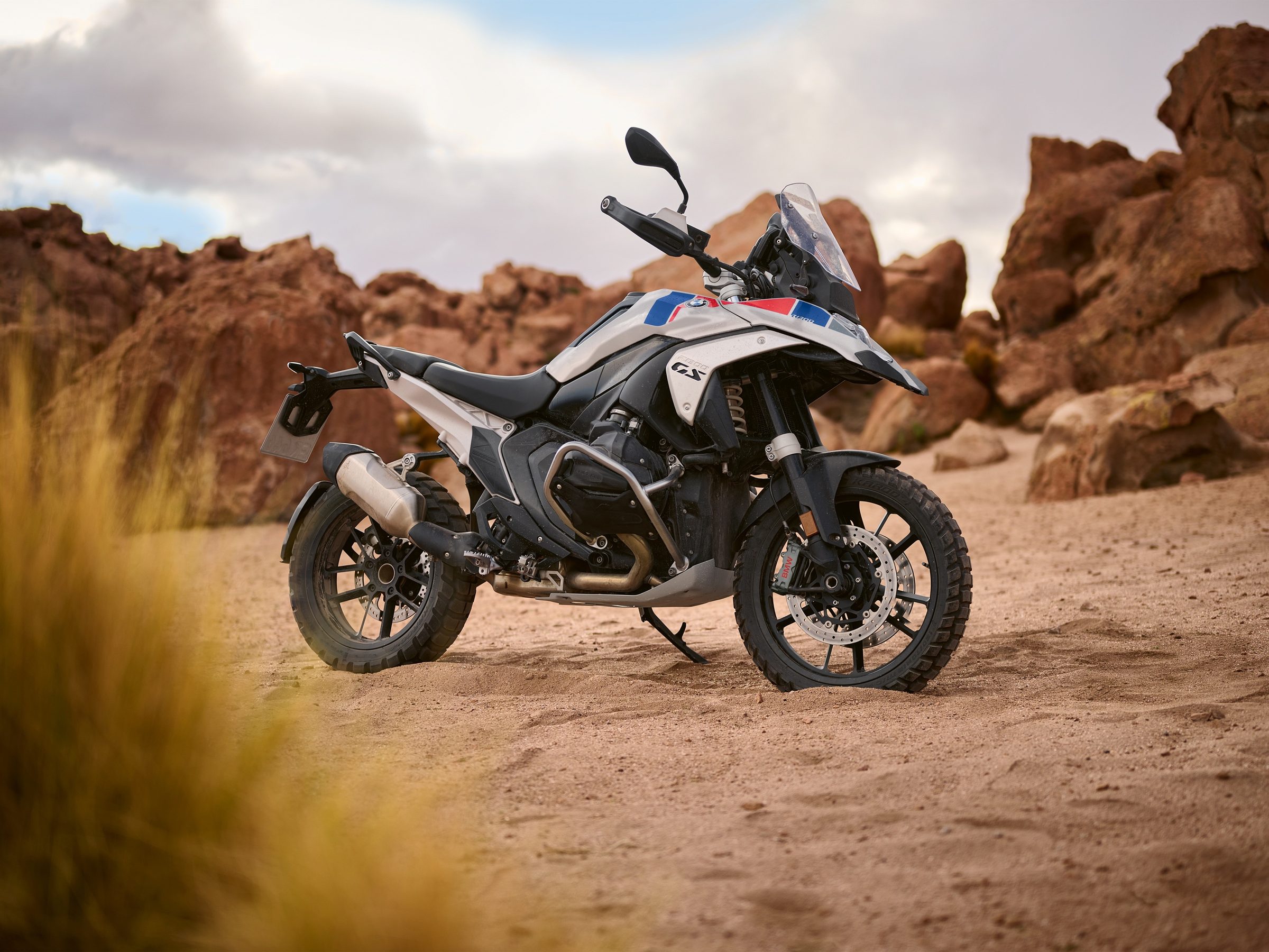 Una moto BMW GS fra le rocce rosse di un paesaggio desertico