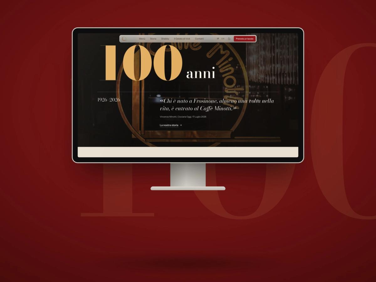La sezione dei cento anni del sito del Caffè Minotti su un monitor, con le date 1926-2026 e una frase di Vincenzo Minotti
