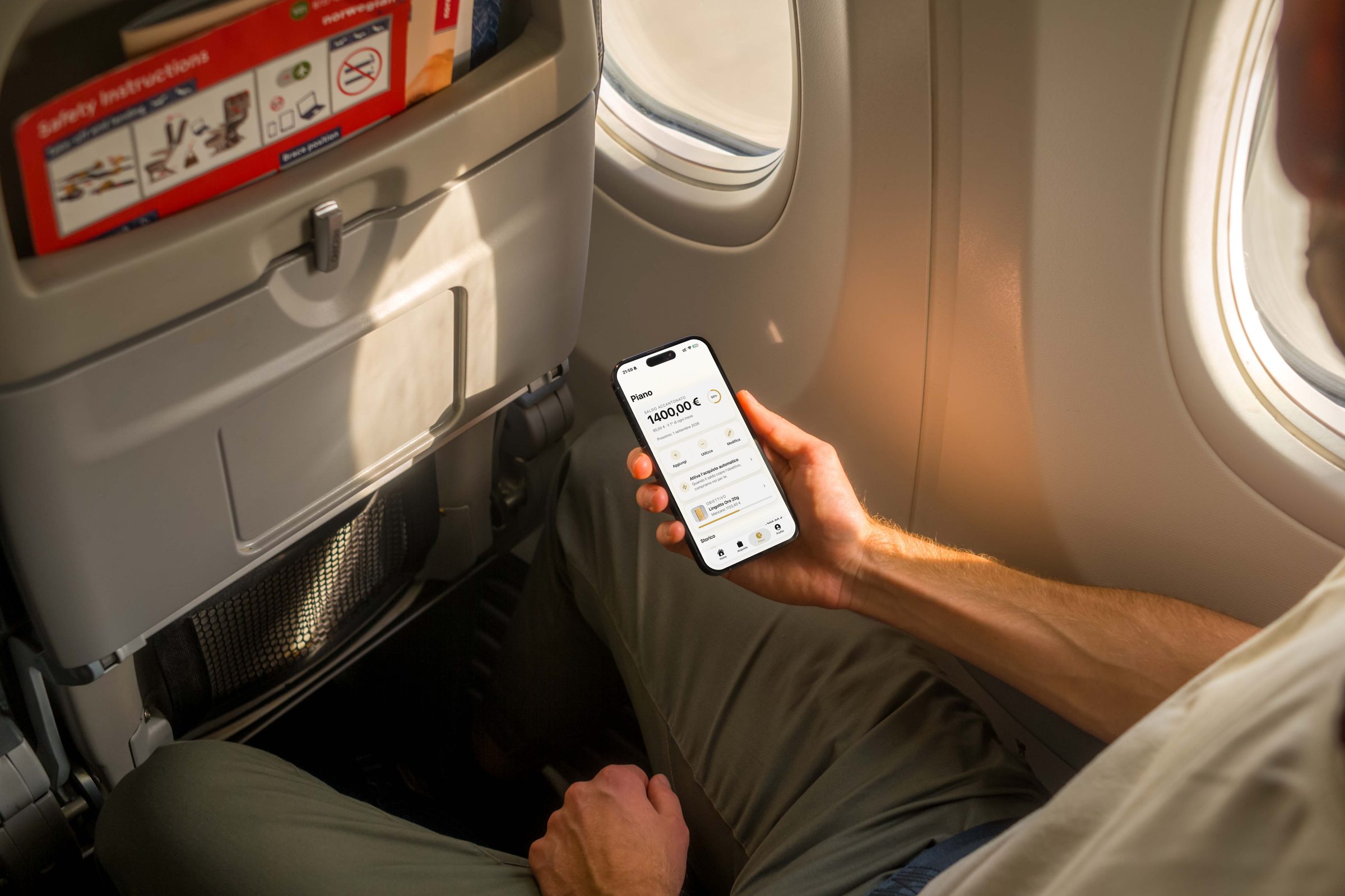 Passeggero in aereo consulta il saldo del piano di accumulo sull'app Aurelia Gold