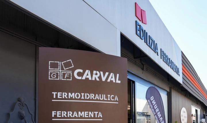 L'ingresso di un punto vendita GF Carval, con le insegne Edilizia, Ferramenta e Termoidraulica