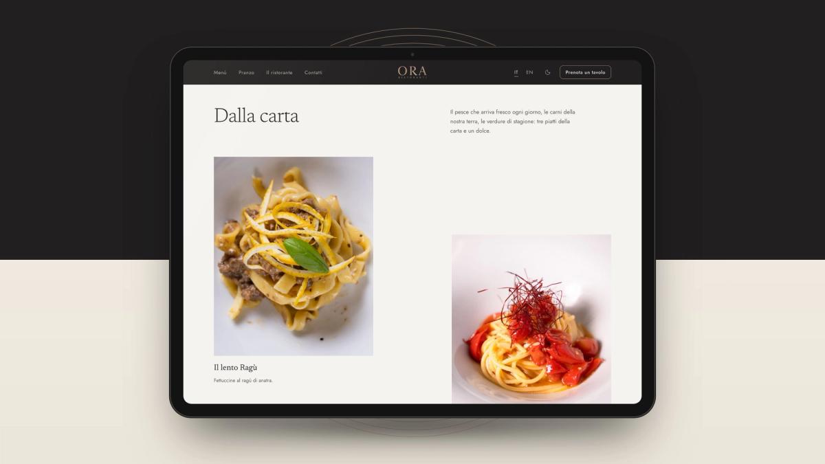 La sezione Dalla carta del sito di ORA Ristorante su un tablet, con le fettuccine al ragù di anatra e lo spaghetto al pomodoro