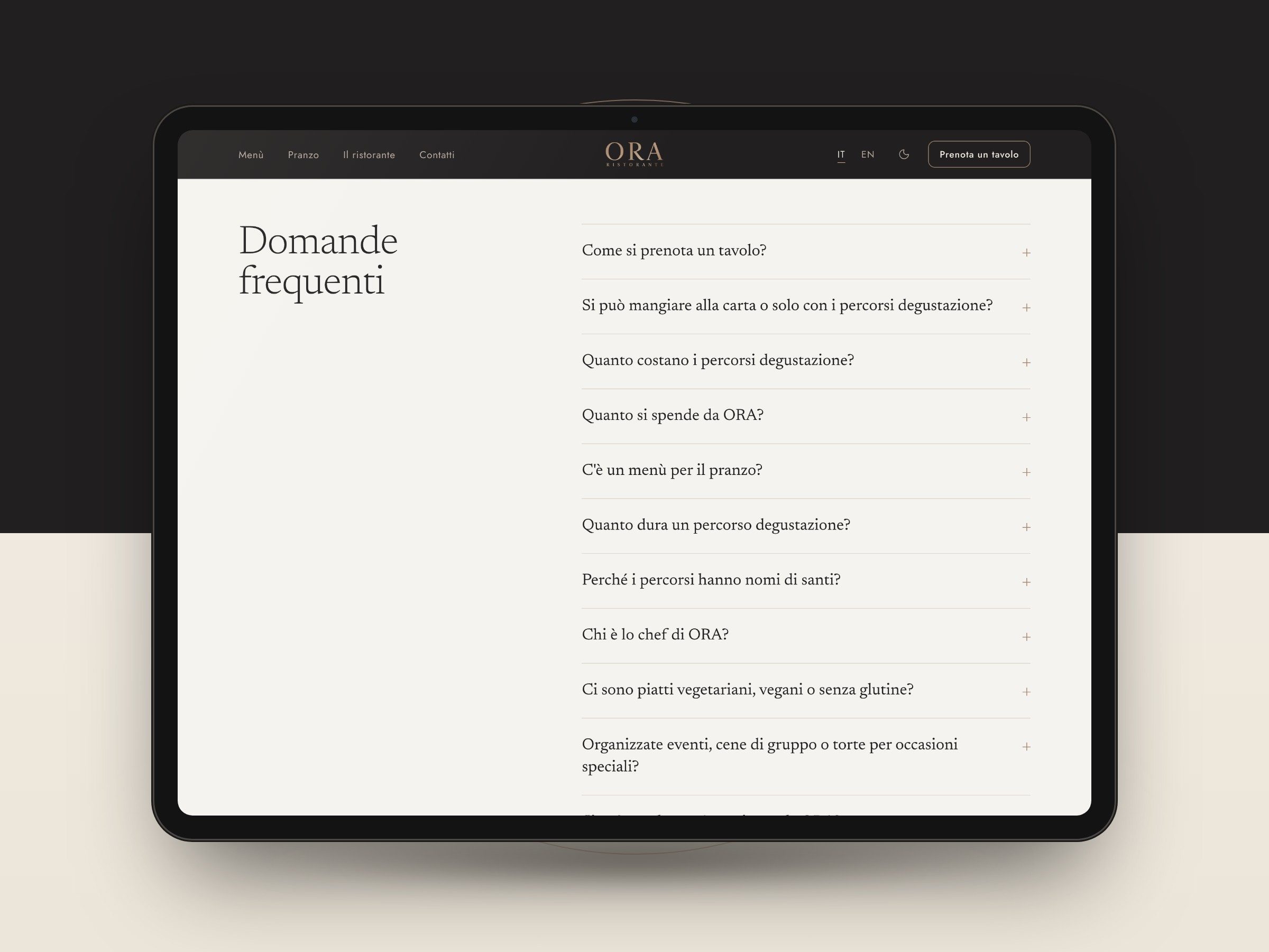 Le sedici domande frequenti del sito di ORA Ristorante su un tablet, dalla prenotazione ai percorsi degustazione