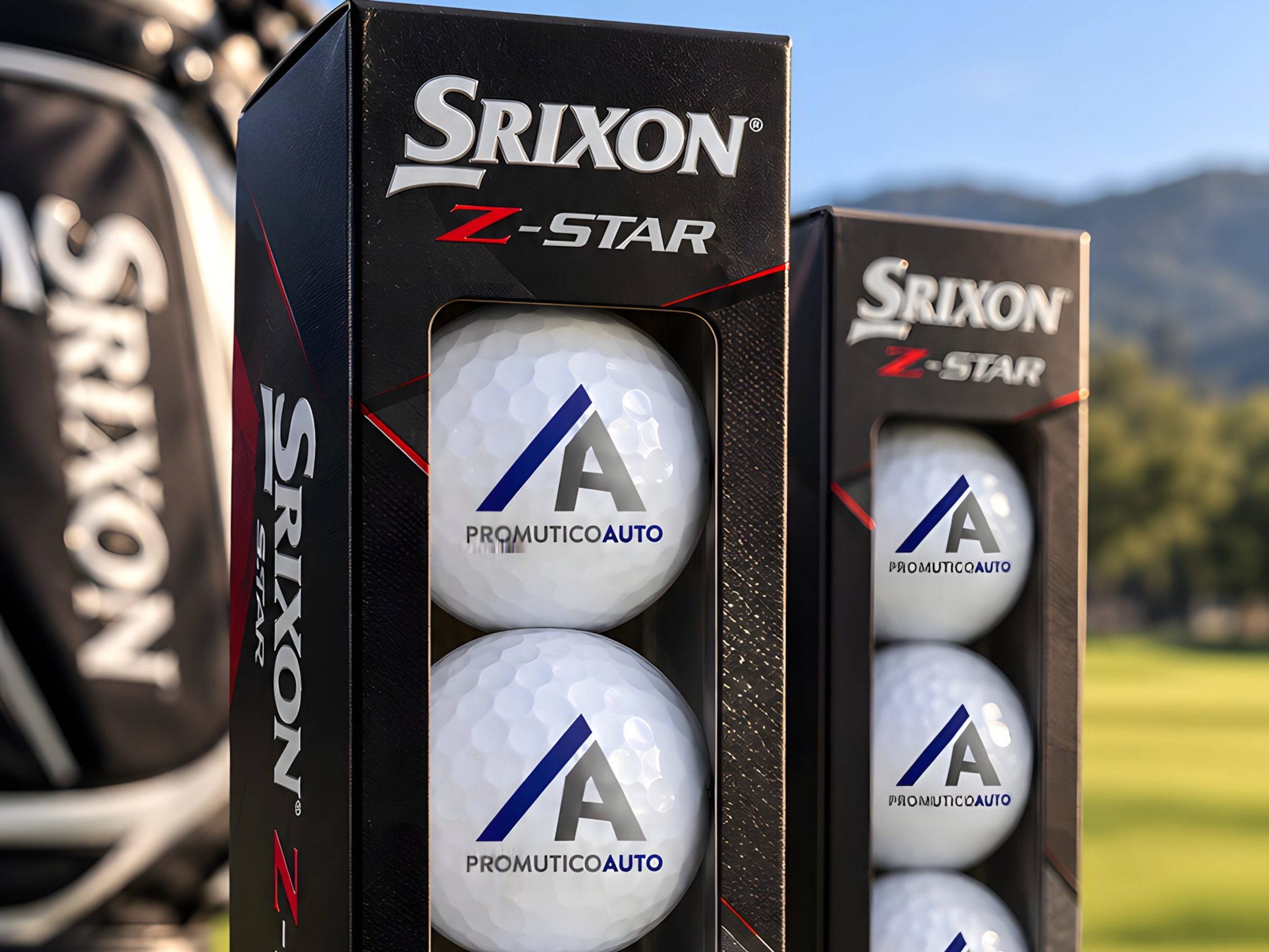 Le confezioni di palline Srixon Z-Star con il logo Promutico Auto, sull'erba accanto a una sacca da golf