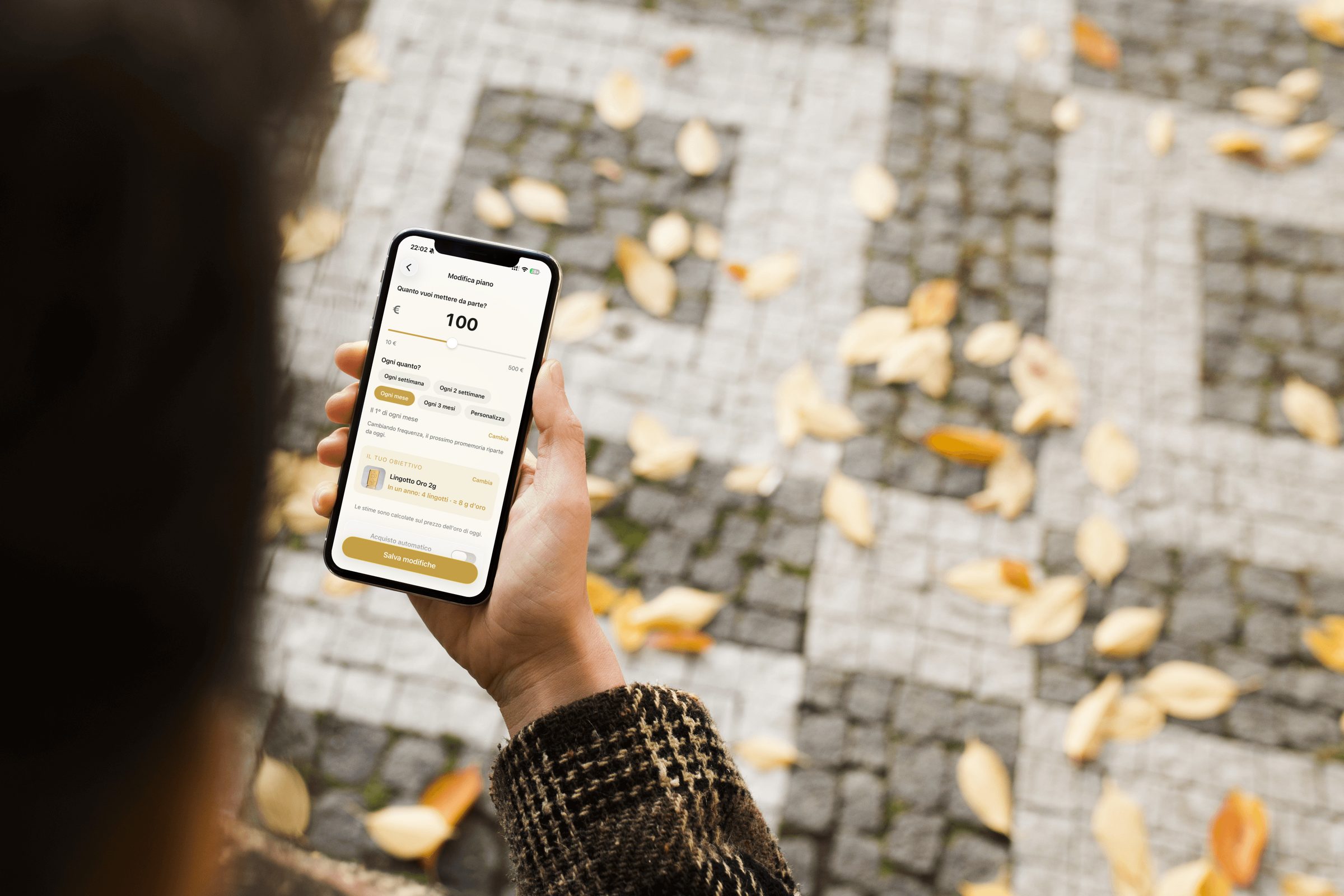 Mano che tiene uno smartphone con l'app Aurelia Gold aperta sulla modifica del piano di accumulo