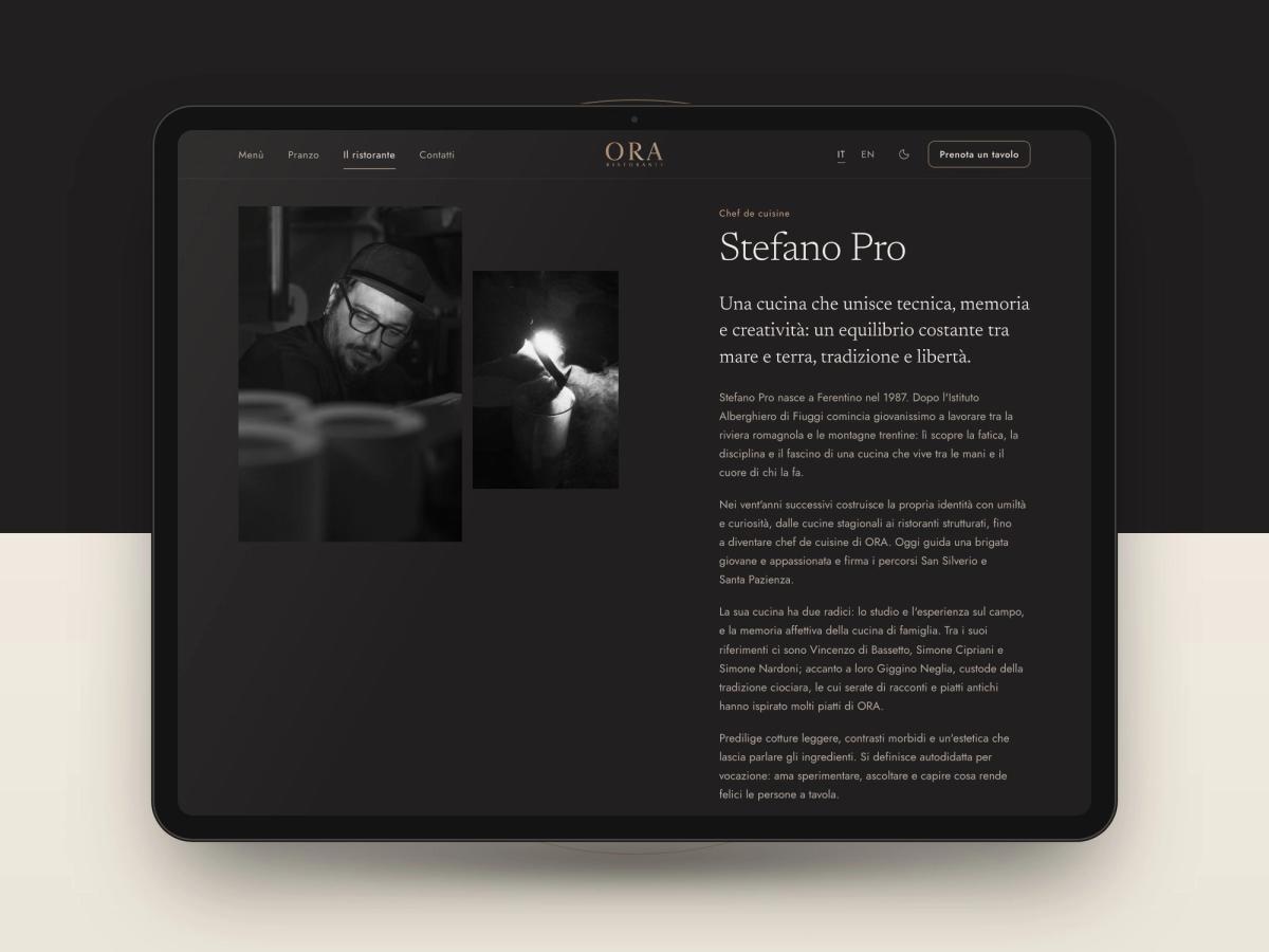 La pagina Il ristorante del sito di ORA su un tablet, con lo chef Stefano Pro in bianco e nero e la sua storia