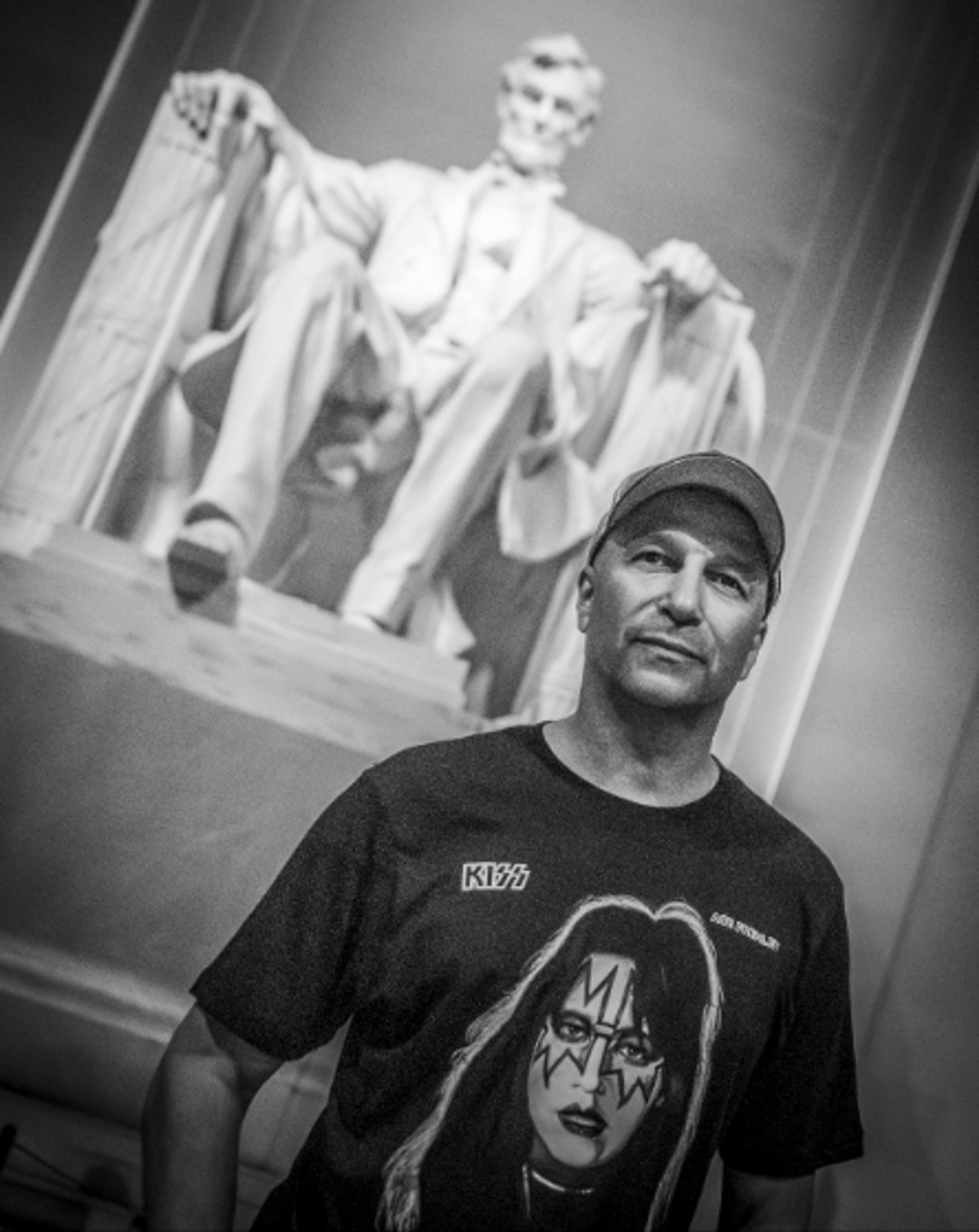 Tom Morello standing in front of the Lincoln Memorial