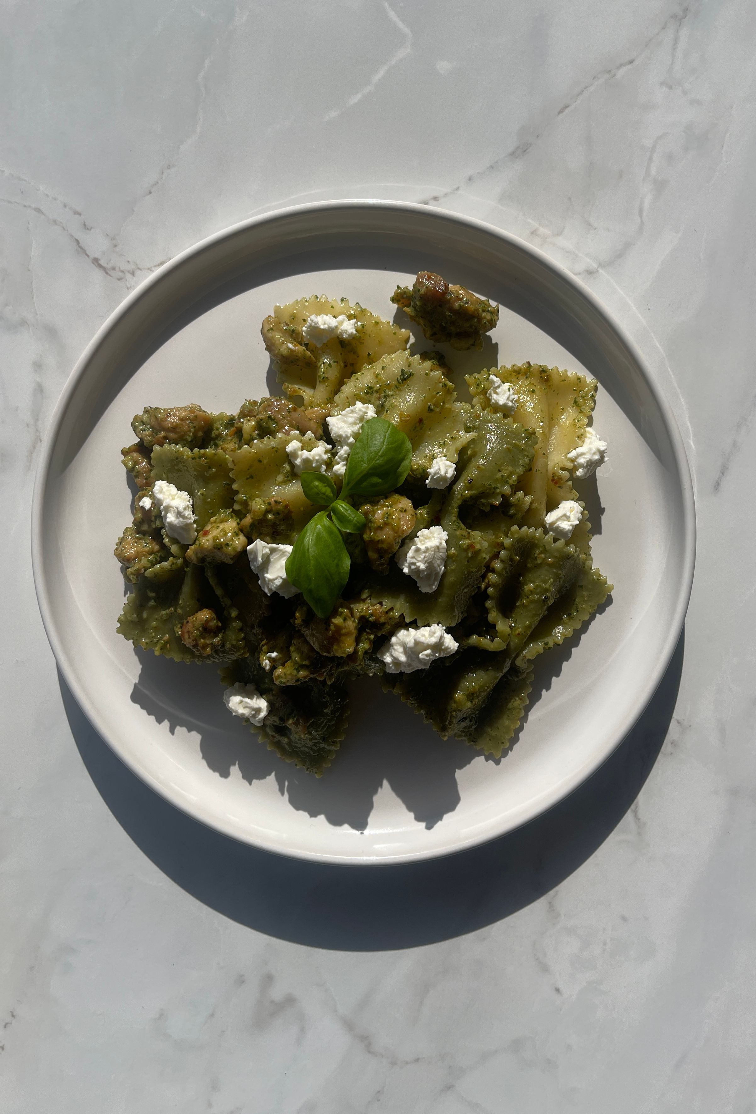 Kyllingpasta med en hjemmelaget pesto og fetaost saus