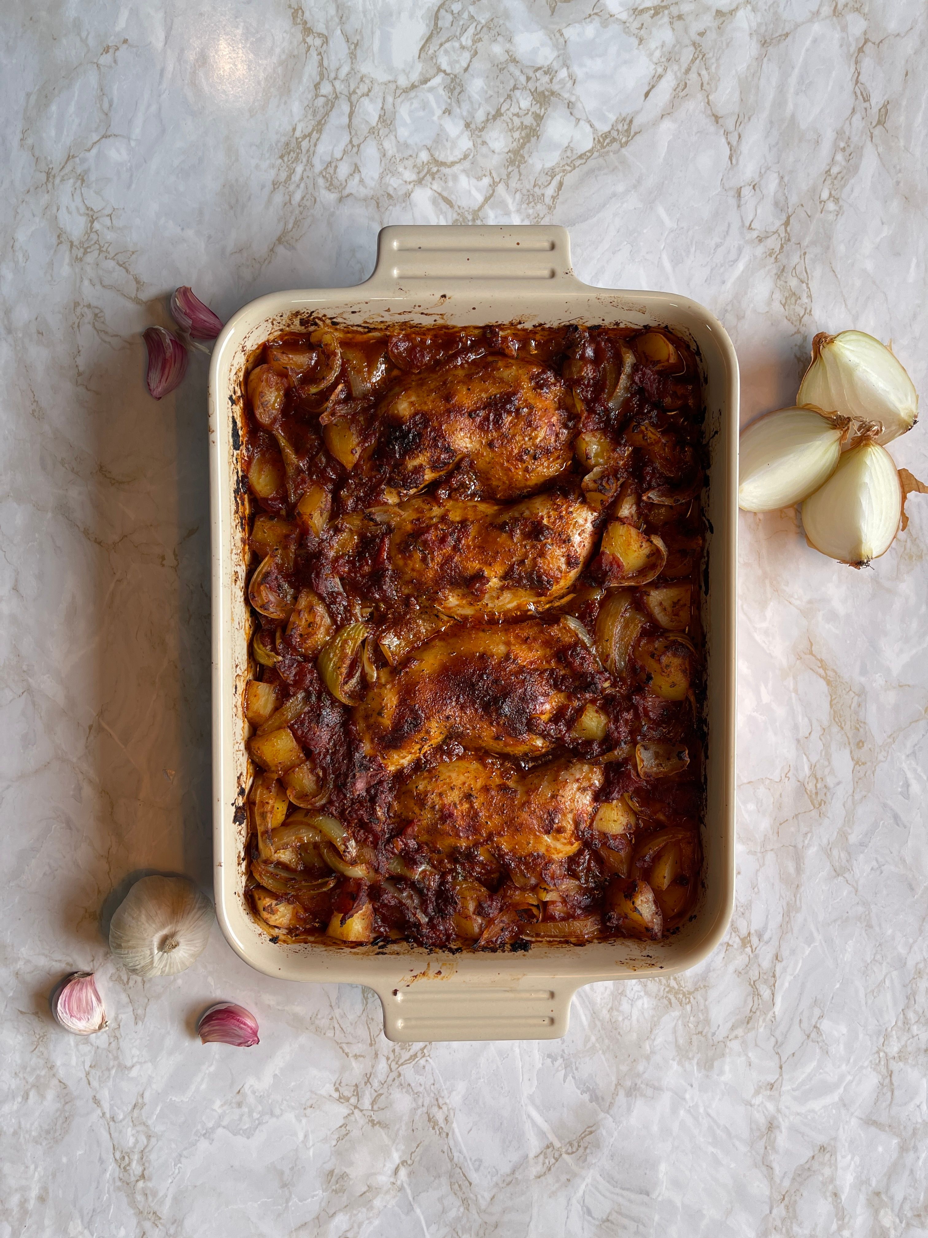 one-pot kylling med poteter i tomatsaus. 
