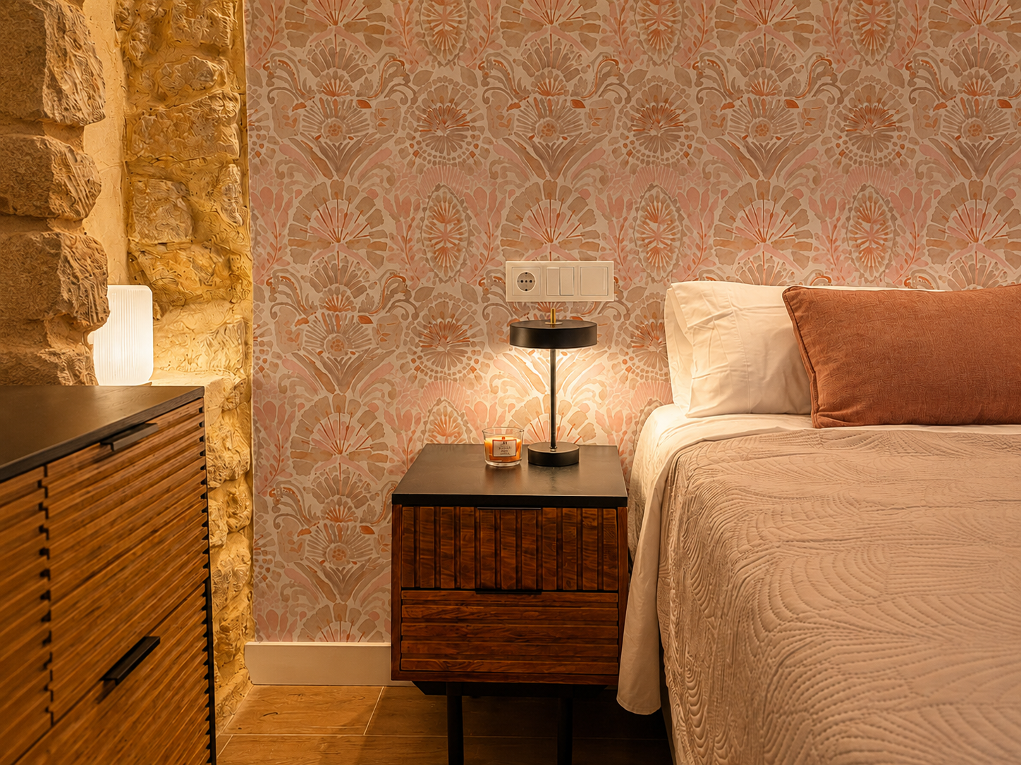 Dormitorio doble con diseño personalizado, pensado para disfrutar de una estancia cálida, íntima y con carácter.