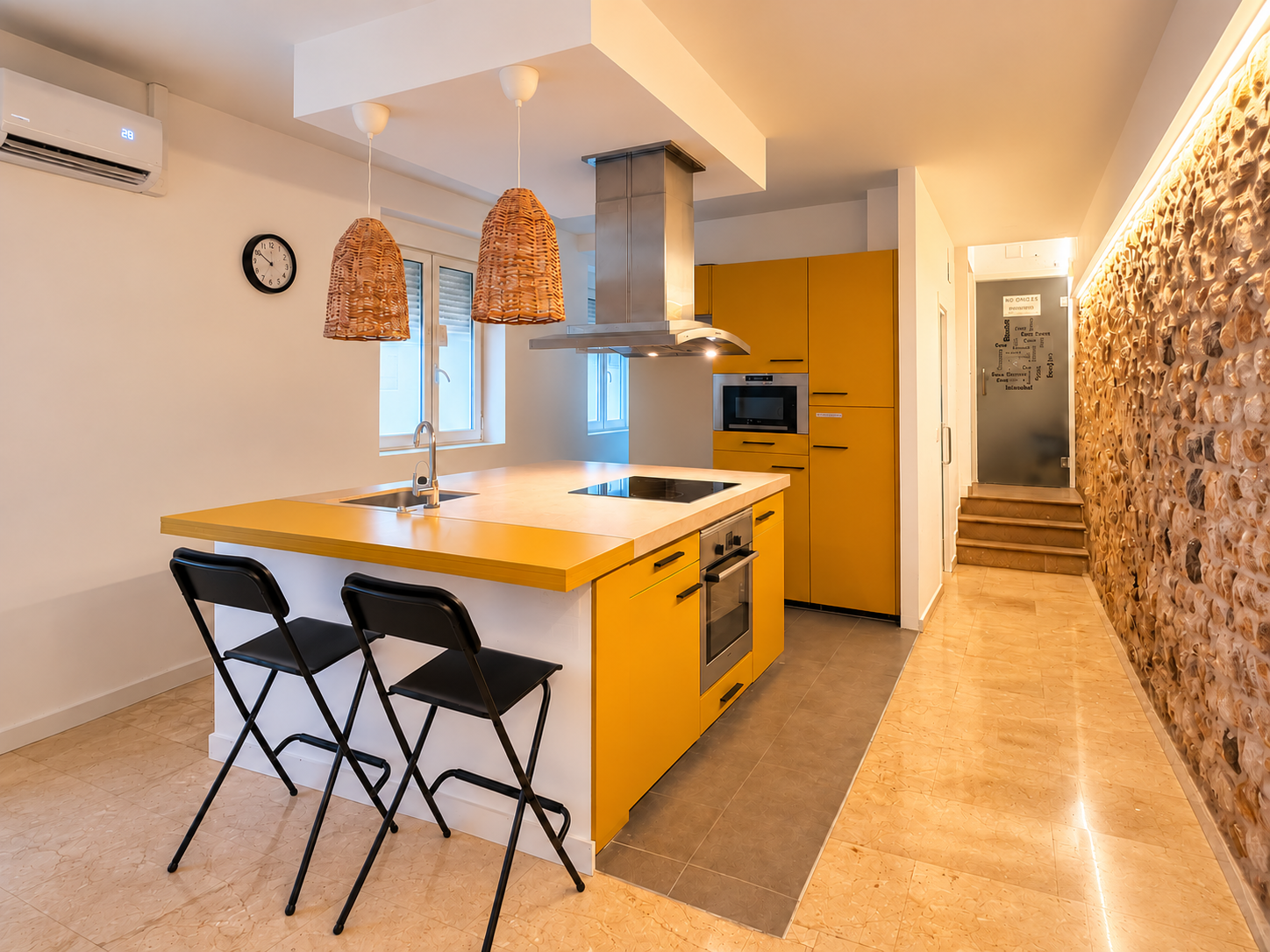 Cocina abierta con diseño personalizado, pensada para disfrutar del día a día en un espacio práctico, cálido y con carácter