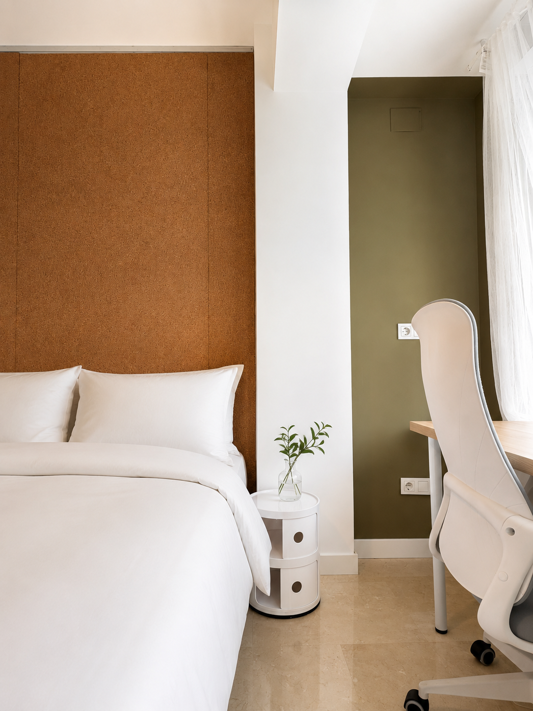 Rincón del dormitorio diseñado para sentirse cómodo, tranquilo y con un espacio propio para trabajar o desconectar