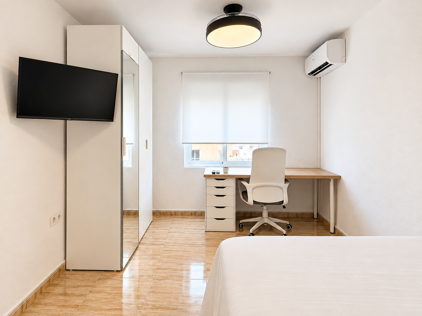 Un dormitorio amplio y tranquilo, con luz natural, zona de trabajo y espacio suficiente para instalarse con comodidad desde el primer día