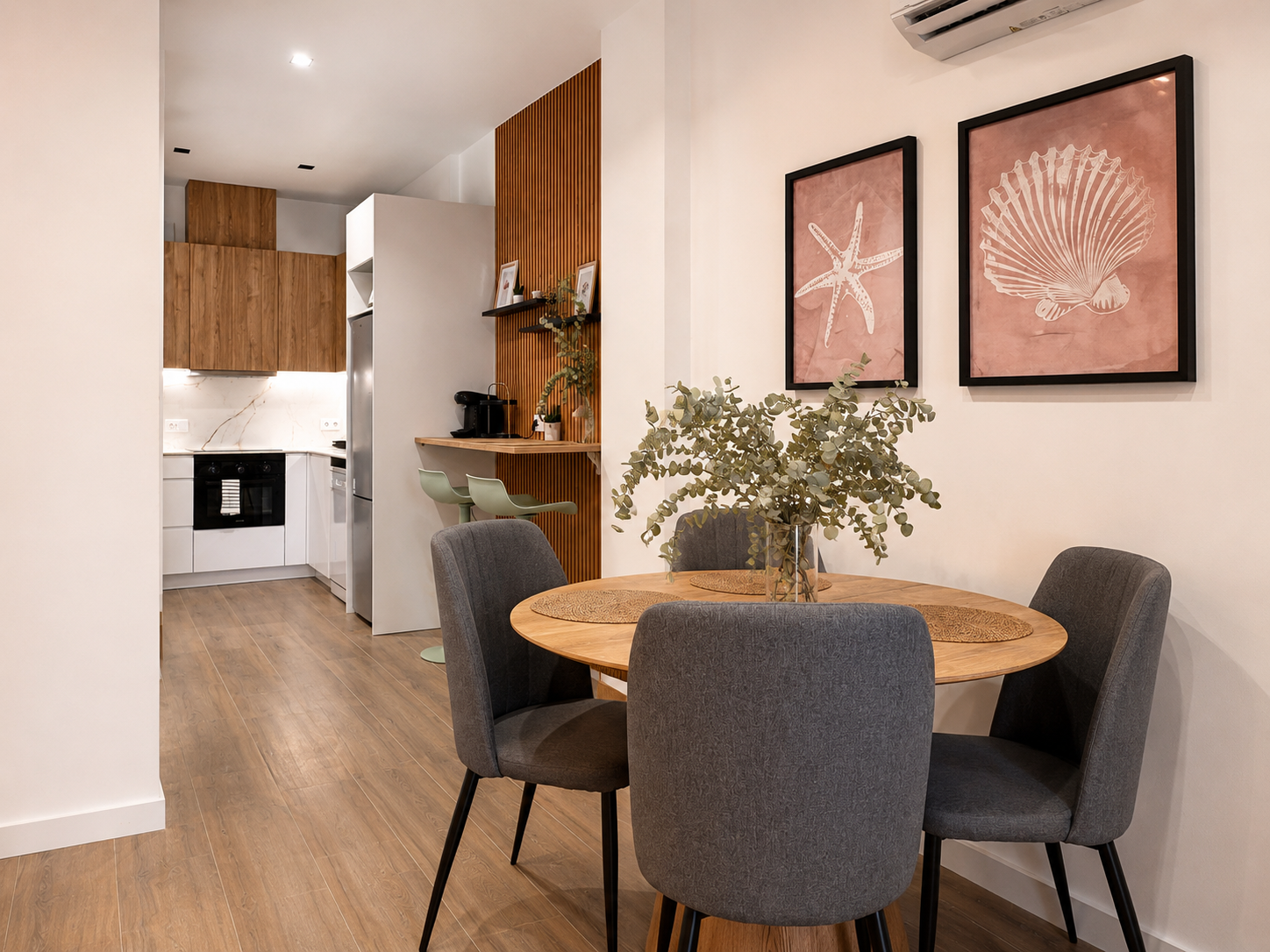 Comedor luminoso y funcional, pensado para compartir y disfrutar de los pequeños momentos del día