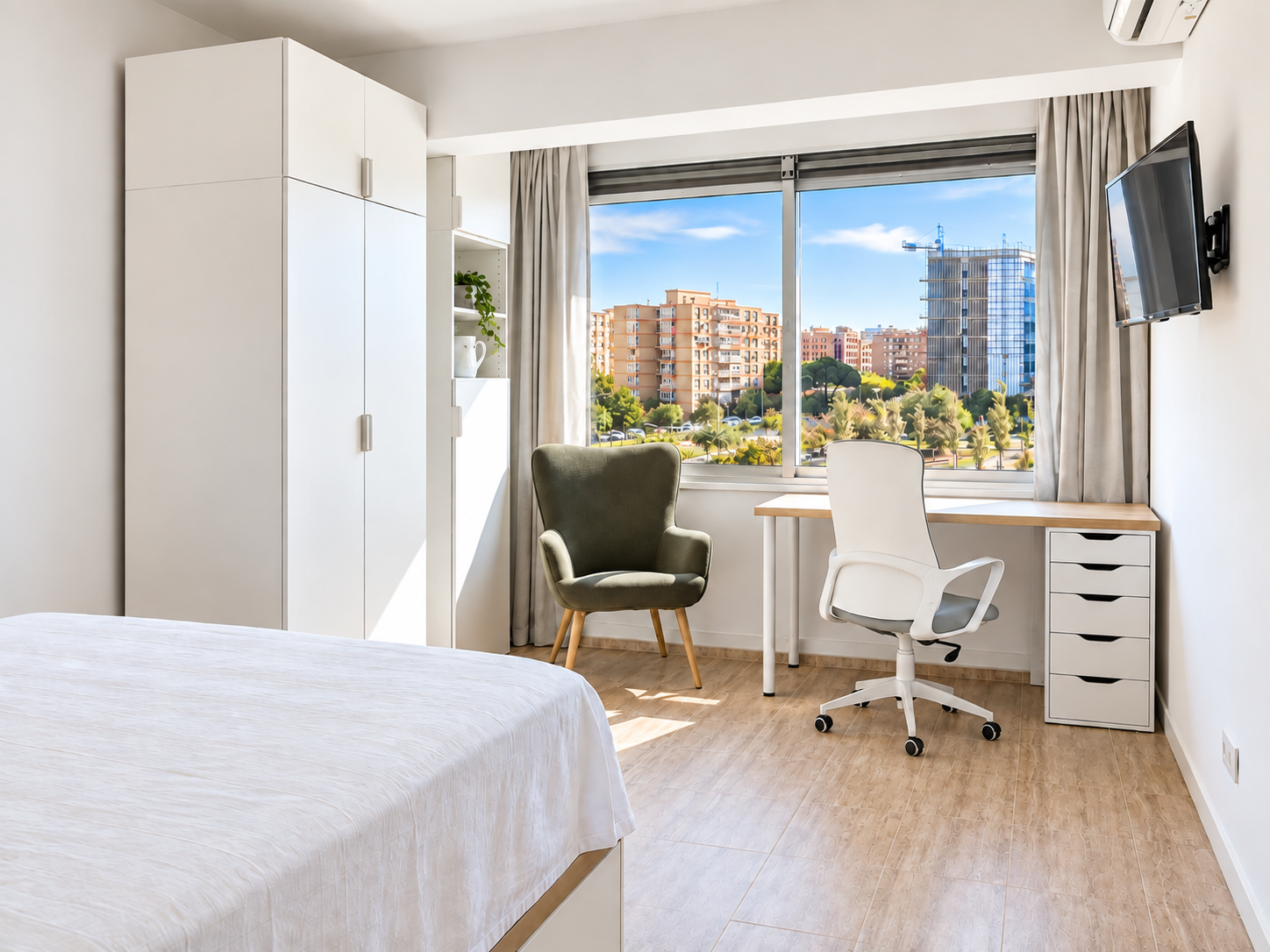 Un dormitorio bañado por la luz natural, con vistas abiertas y un rincón de trabajo que invita a empezar el día con calma